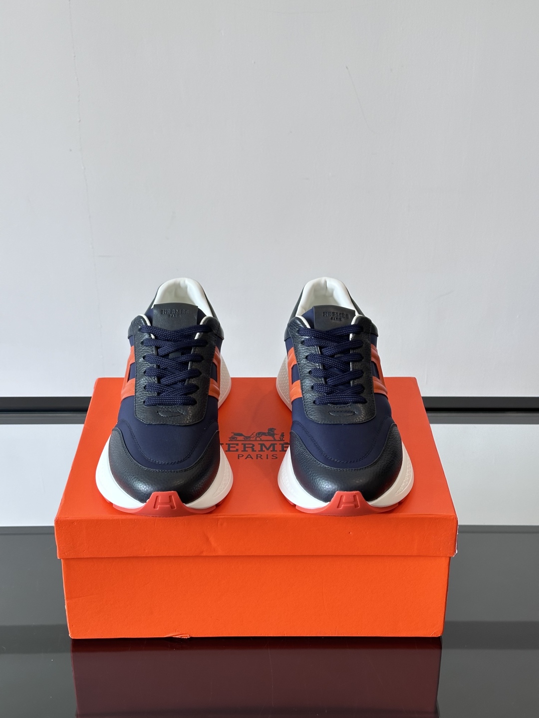 HERMES爱马仕Hugo厚底运动休闲男鞋👞这款运动鞋采用进口头层牛皮拼接科技布设计，对比色设计打造动感
