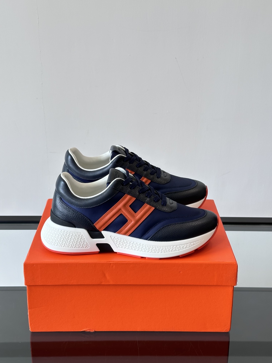 HERMES爱马仕Hugo厚底运动休闲男鞋👞这款运动鞋采用进口头层牛皮拼接科技布设计，对比色设计打造动感