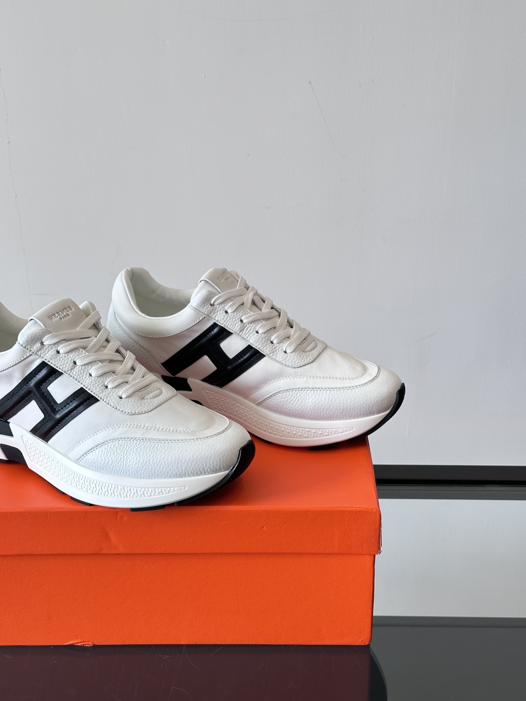 HERMES爱马仕Hugo厚底运动休闲男鞋👞这款运动鞋采用进口头层牛皮拼接科技布设计，对比色设计打造动感