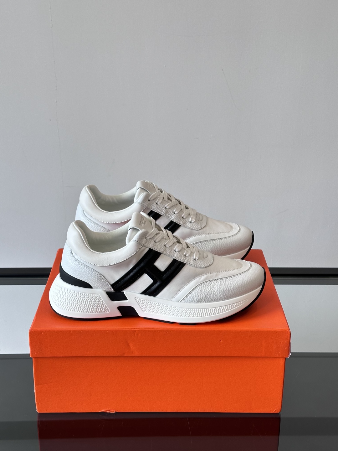 HERMES爱马仕Hugo厚底运动休闲男鞋👞这款运动鞋采用进口头层牛皮拼接科技布设计，对比色设计打造动感