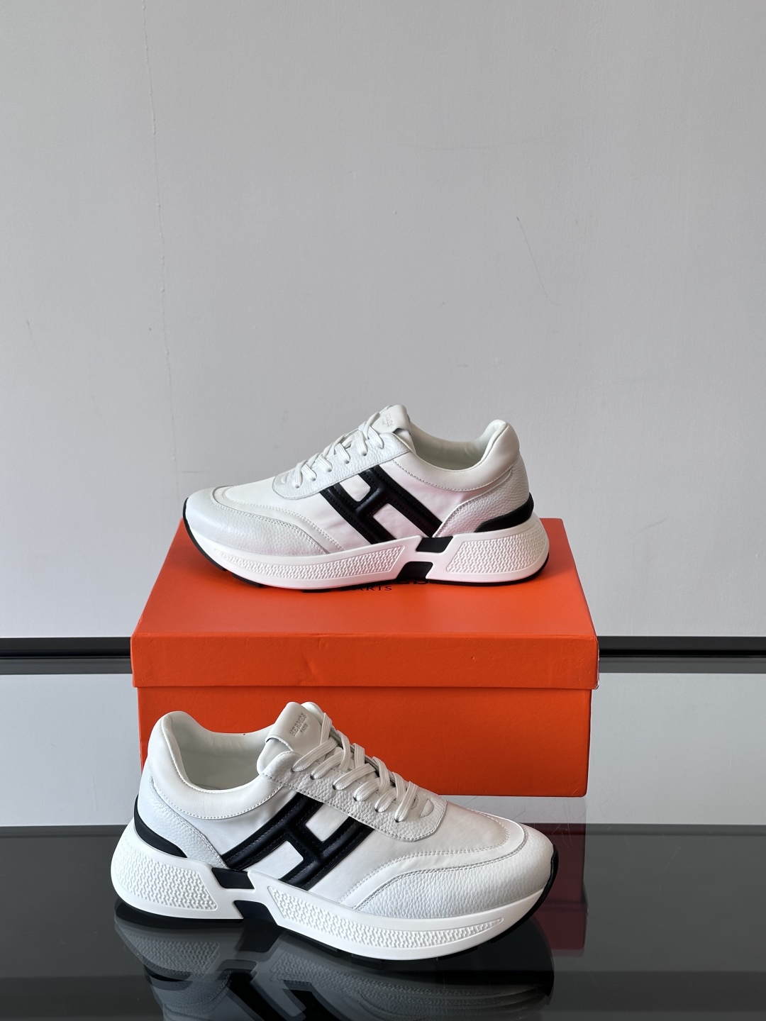 HERMES爱马仕Hugo厚底运动休闲男鞋👞这款运动鞋采用进口头层牛皮拼接科技布设计，对比色设计打造动感