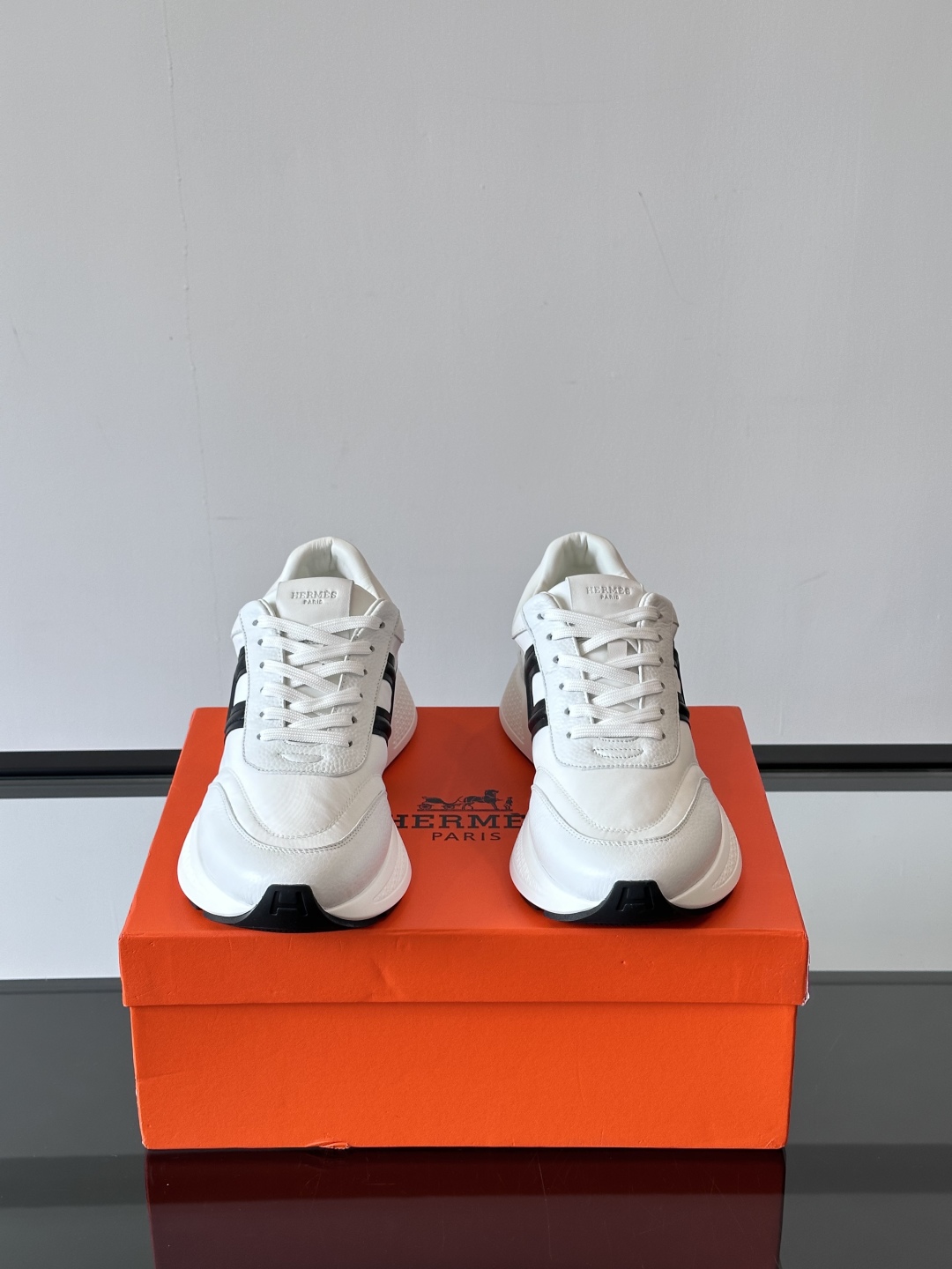HERMES爱马仕Hugo厚底运动休闲男鞋👞这款运动鞋采用进口头层牛皮拼接科技布设计，对比色设计打造动感
