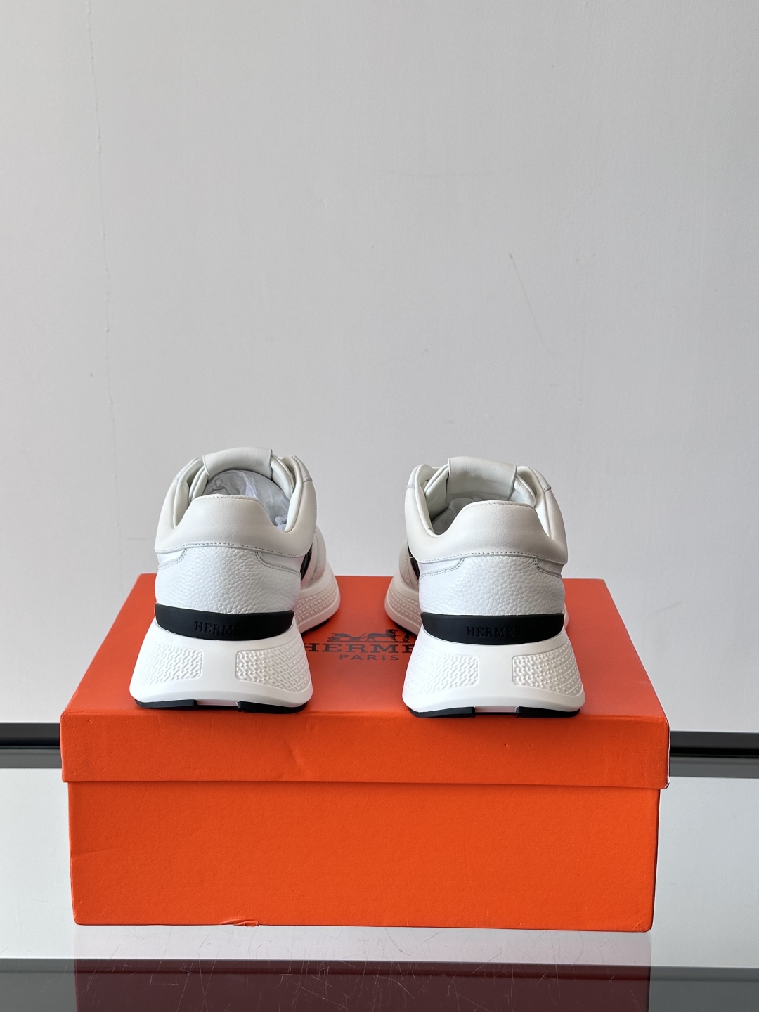 HERMES爱马仕Hugo厚底运动休闲男鞋👞这款运动鞋采用进口头层牛皮拼接科技布设计，对比色设计打造动感