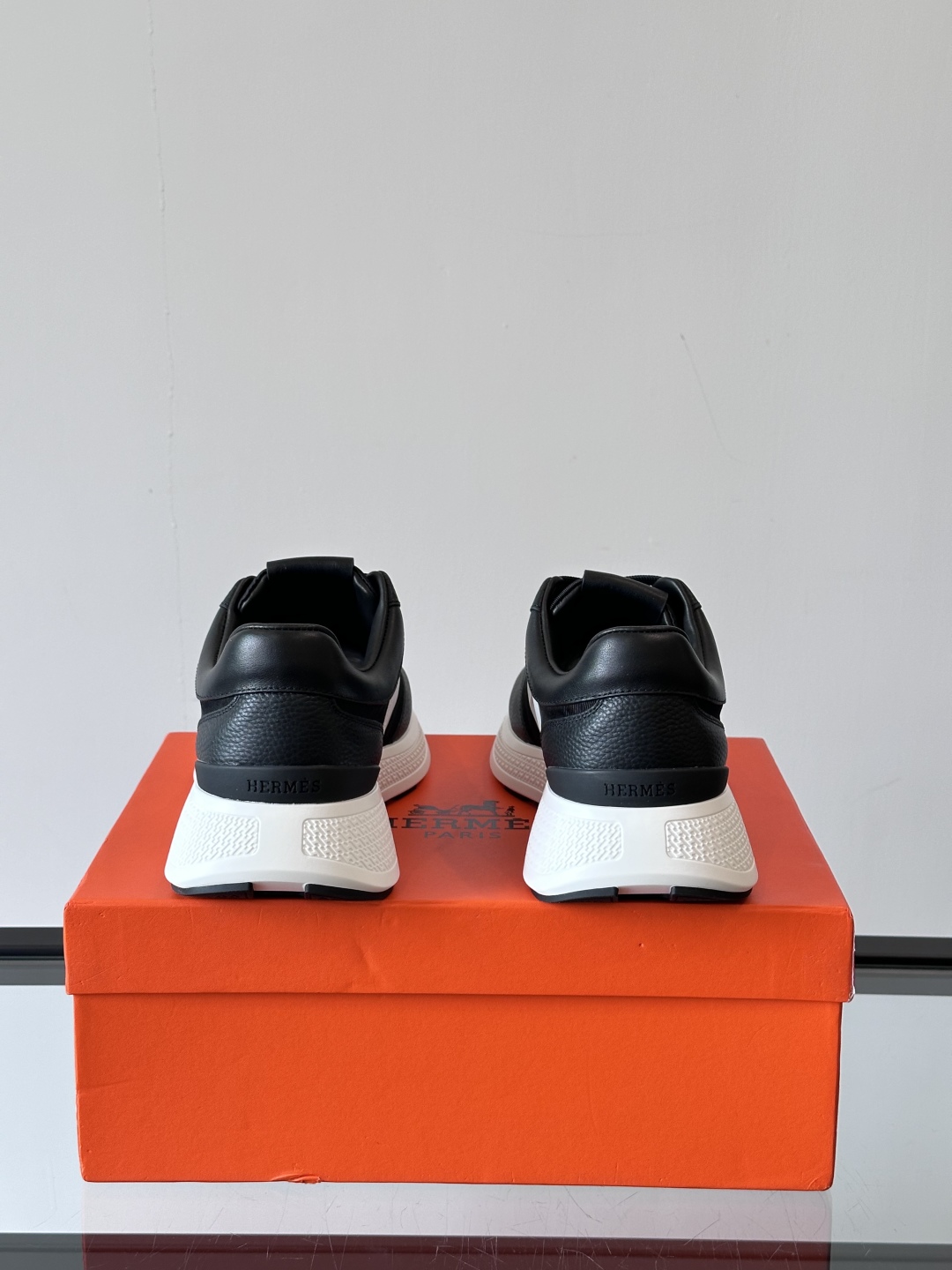 HERMES爱马仕Hugo厚底运动休闲男鞋👞这款运动鞋采用进口头层牛皮拼接科技布设计，对比色设计打造动感