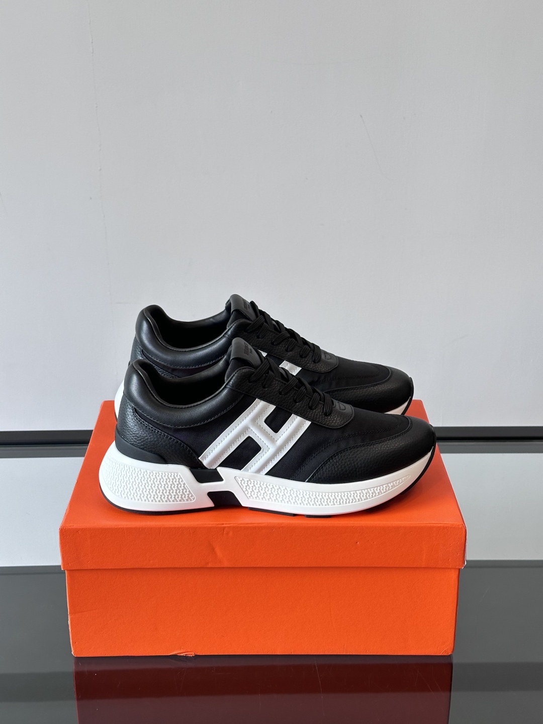 HERMES爱马仕Hugo厚底运动休闲男鞋👞这款运动鞋采用进口头层牛皮拼接科技布设计，对比色设计打造动感