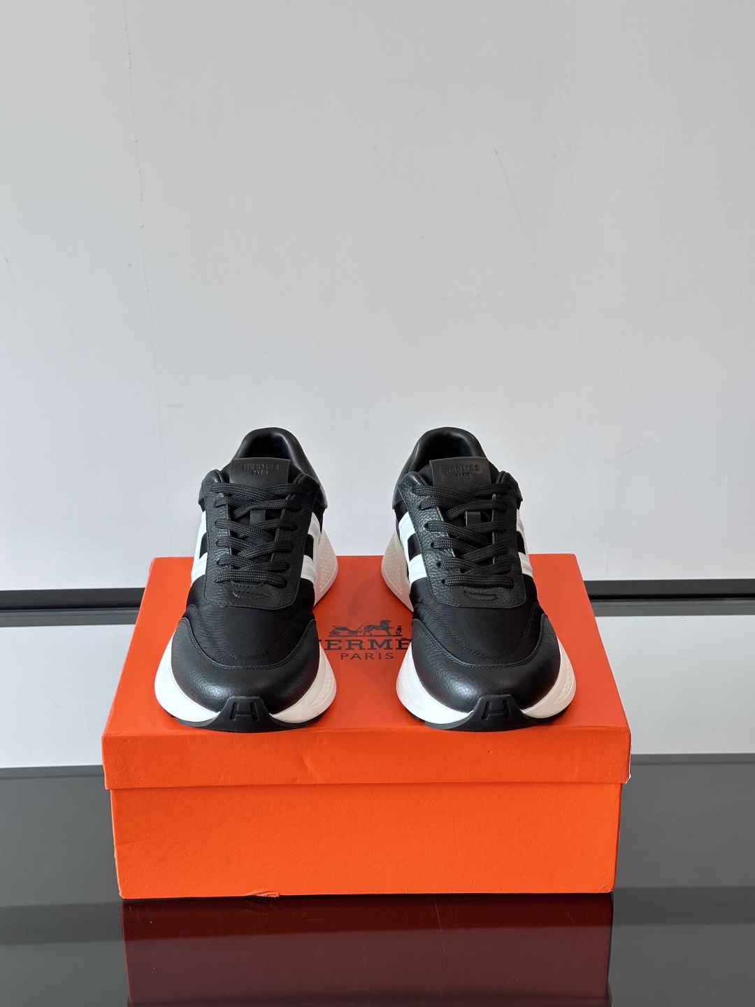 HERMES爱马仕Hugo厚底运动休闲男鞋👞这款运动鞋采用进口头层牛皮拼接科技布设计，对比色设计打造动感