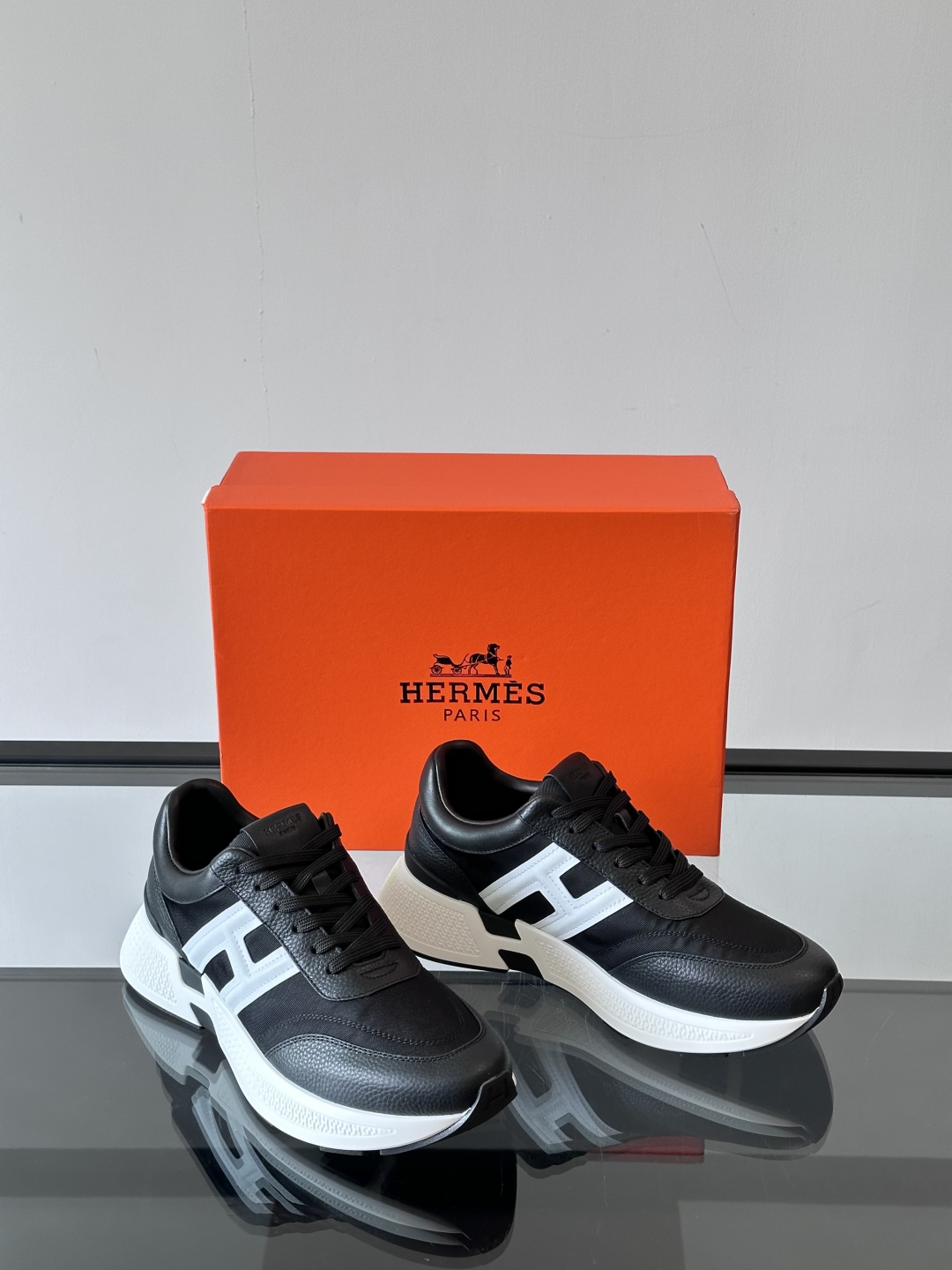 HERMES爱马仕Hugo厚底运动休闲男鞋👞这款运动鞋采用进口头层牛皮拼接科技布设计，对比色设计打造动感