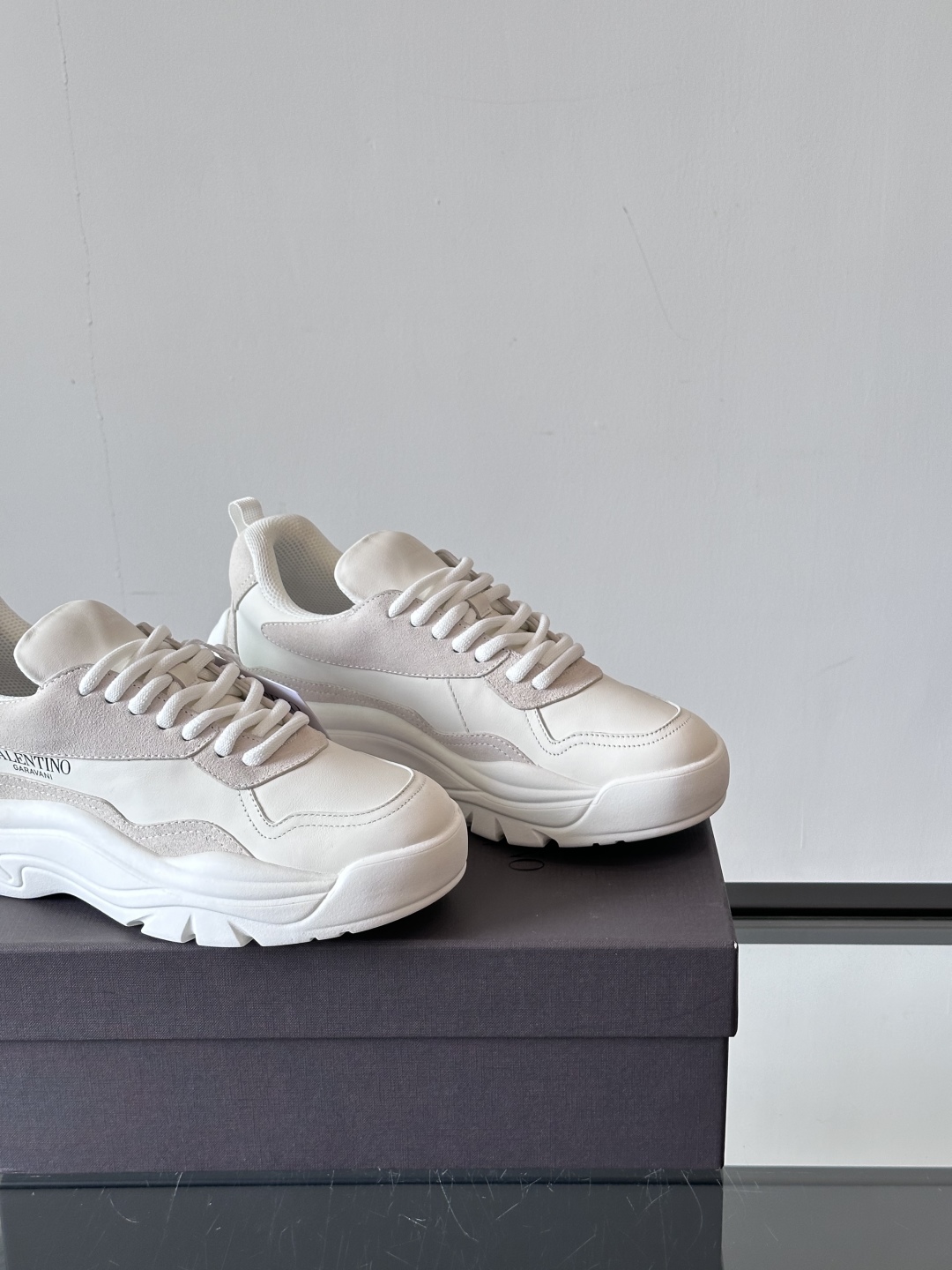 VALENTINO 华伦天奴 厚底 轻底 休闲鞋👟，这是一对超级超级百搭的轻量老爹鞋，这个鞋子的大底是使