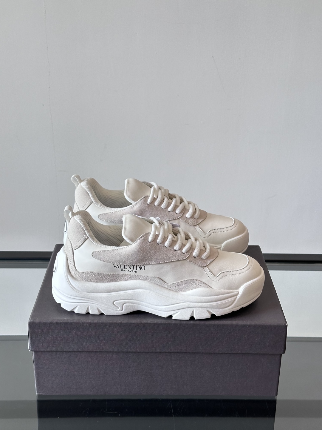 VALENTINO 华伦天奴 厚底 轻底 休闲鞋👟，这是一对超级超级百搭的轻量老爹鞋，这个鞋子的大底是使