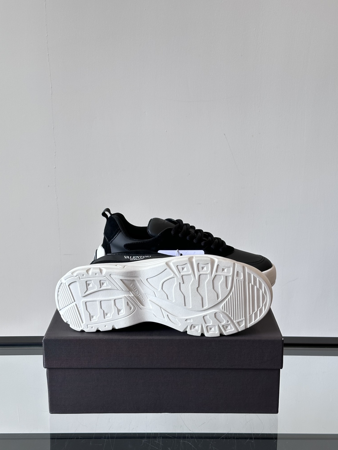 VALENTINO 华伦天奴 厚底 轻底 休闲鞋👟，这是一对超级超级百搭的轻量老爹鞋，这个鞋子的大底是使