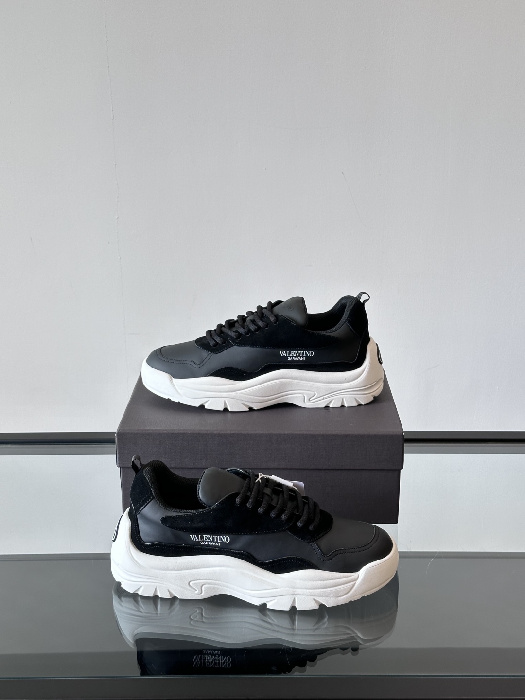VALENTINO 华伦天奴 厚底 轻底 休闲鞋👟，这是一对超级超级百搭的轻量老爹鞋，这个鞋子的大底是使