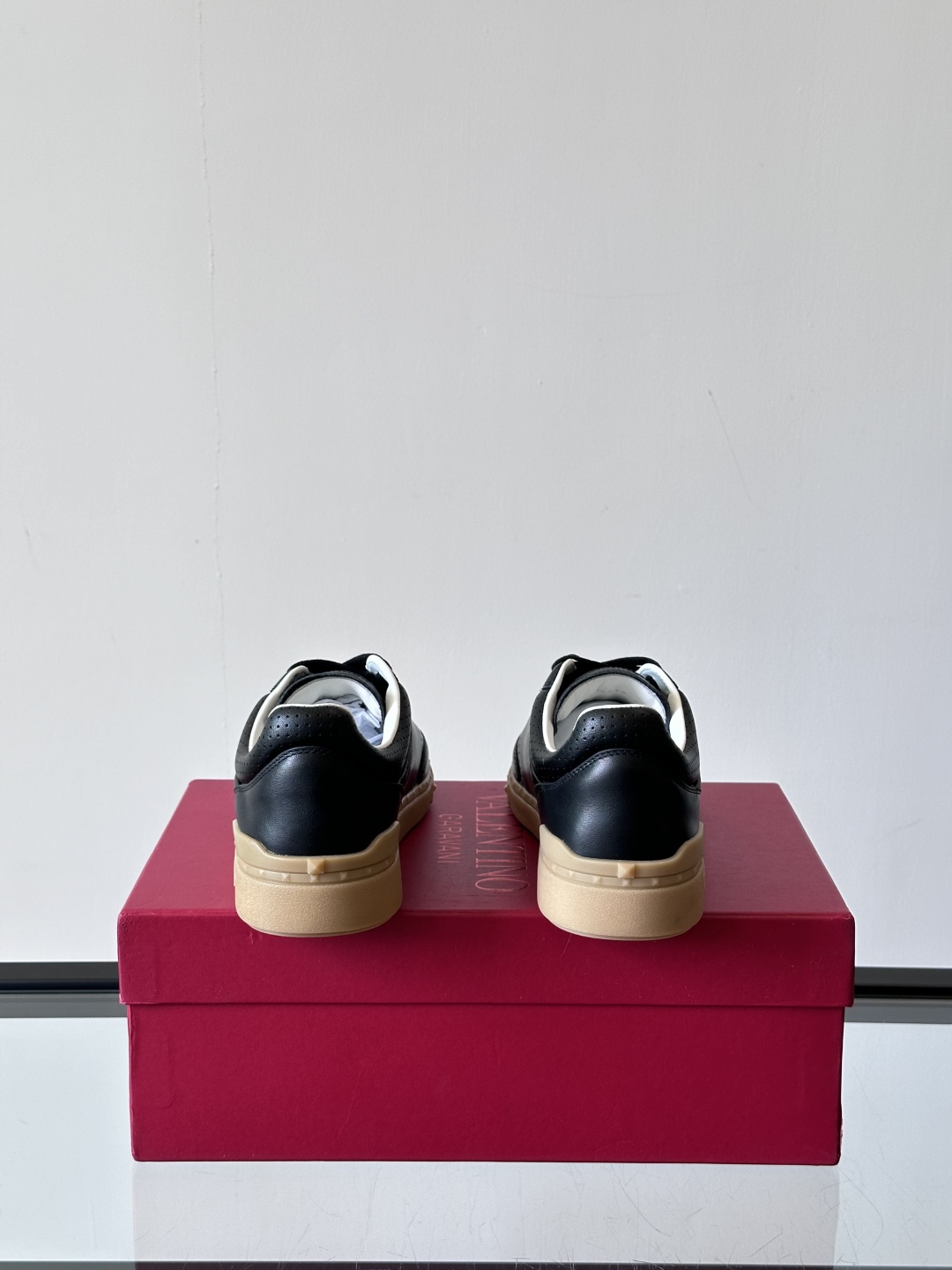 VALENTINO GARAVANI UPVILLAGE 情侣款👫低帮运动鞋，鞋舌处丝网印刷 VALEN