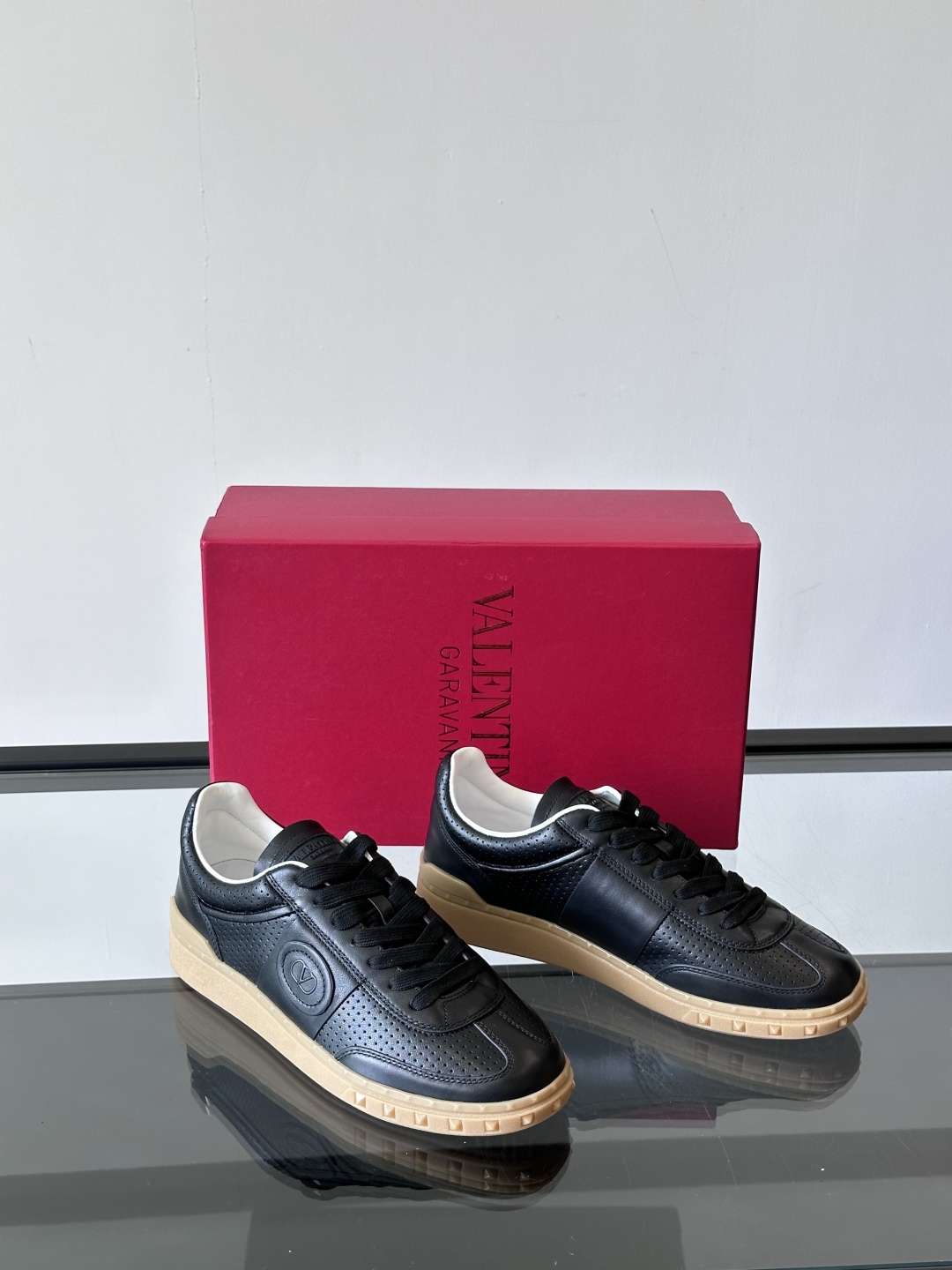 VALENTINO GARAVANI UPVILLAGE 情侣款👫低帮运动鞋，鞋舌处丝网印刷 VALEN