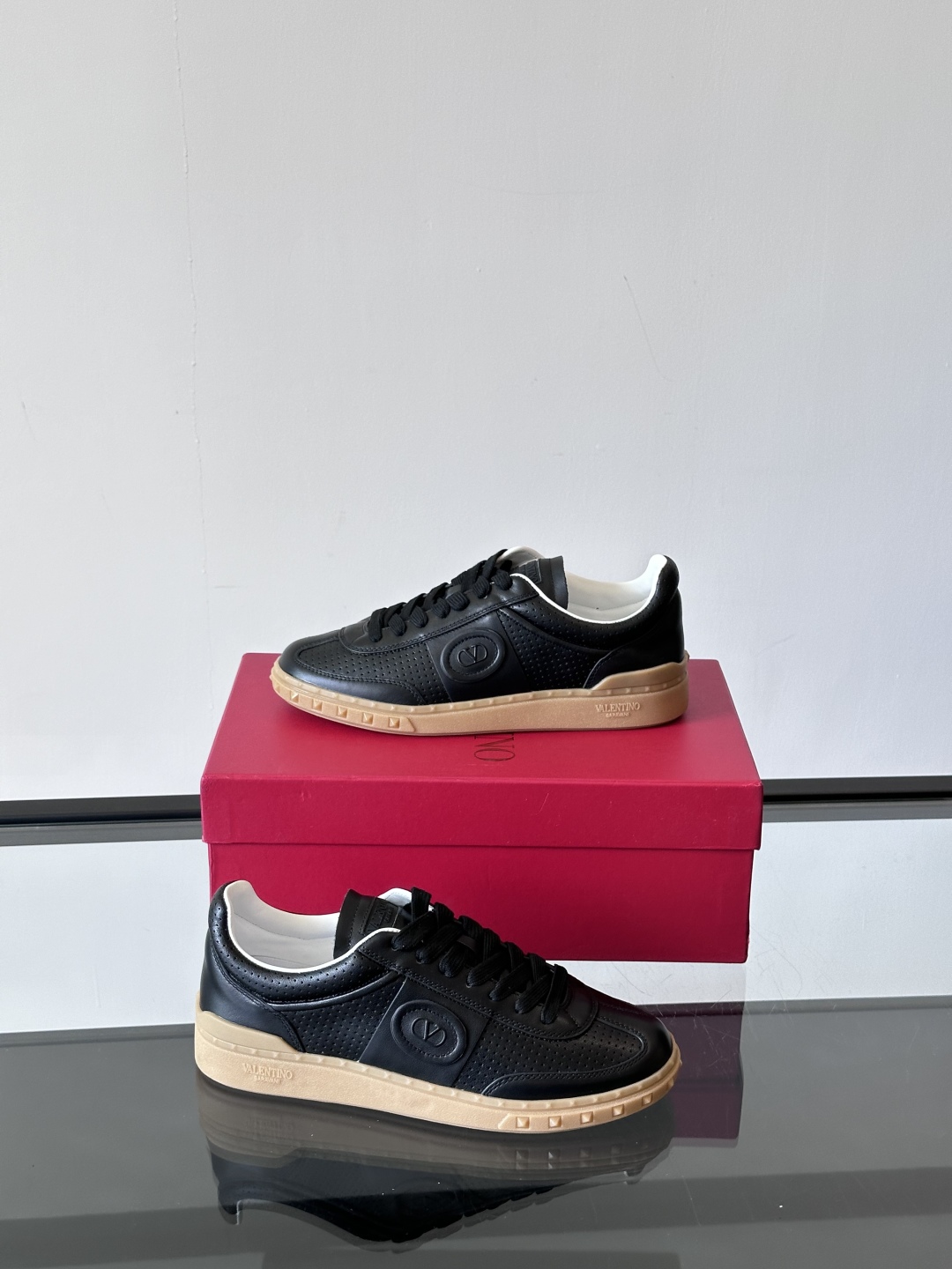 VALENTINO GARAVANI UPVILLAGE 情侣款👫低帮运动鞋，鞋舌处丝网印刷 VALEN