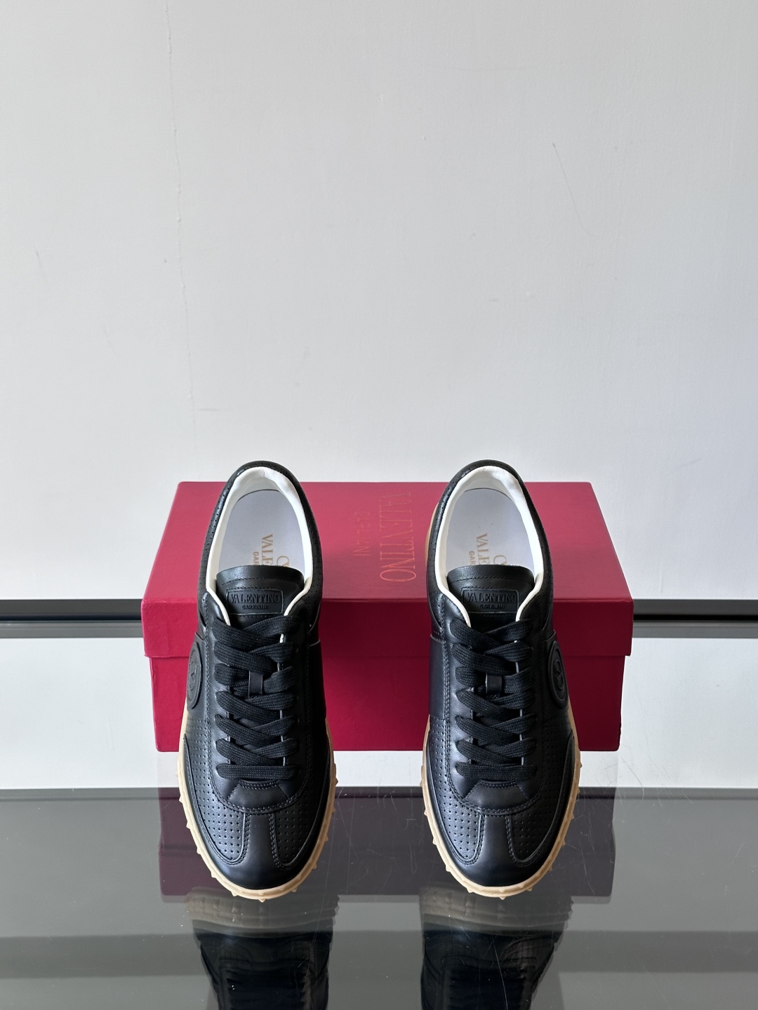 VALENTINO GARAVANI UPVILLAGE 情侣款👫低帮运动鞋，鞋舌处丝网印刷 VALEN