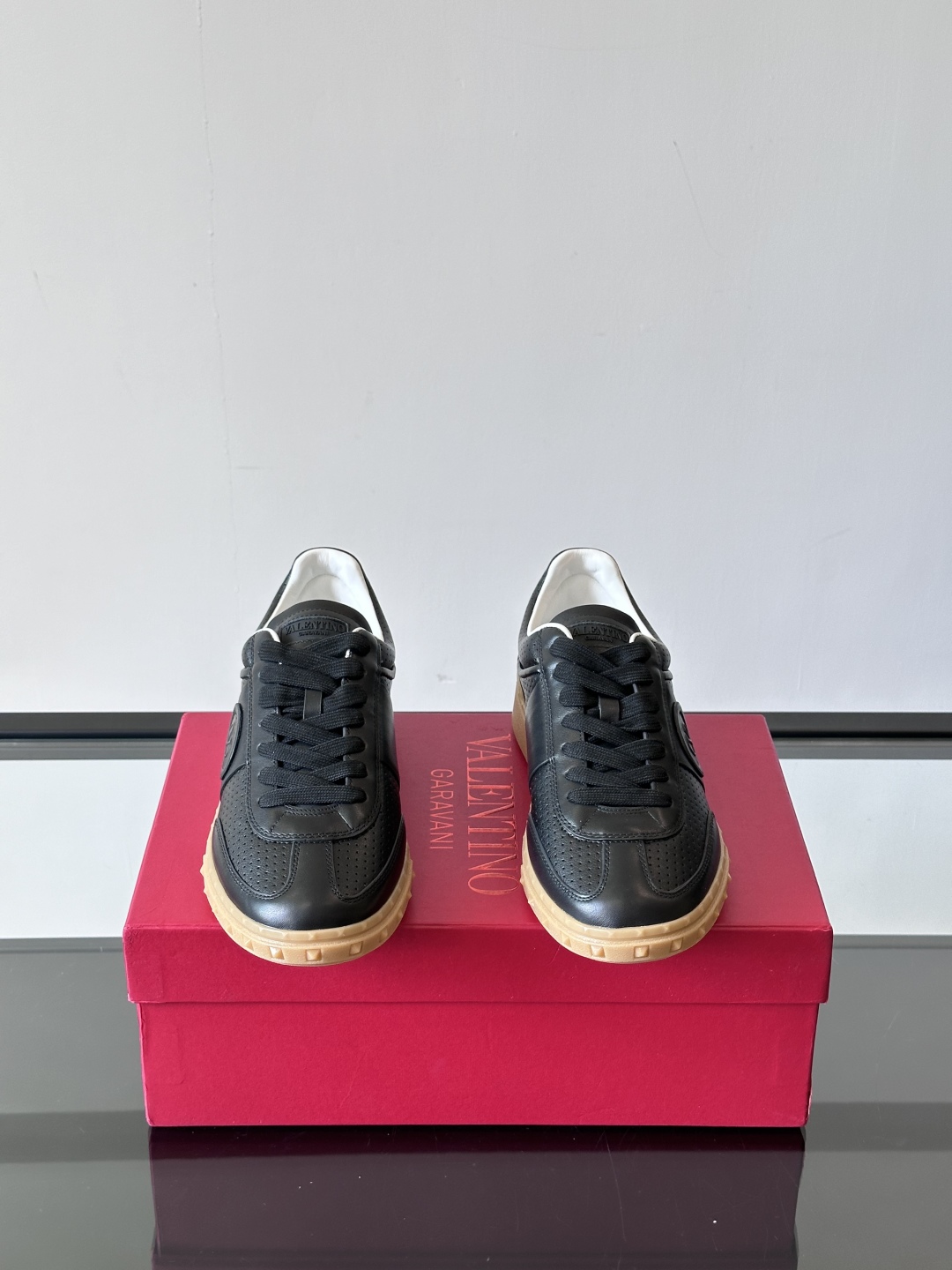 VALENTINO GARAVANI UPVILLAGE 情侣款👫低帮运动鞋，鞋舌处丝网印刷 VALEN