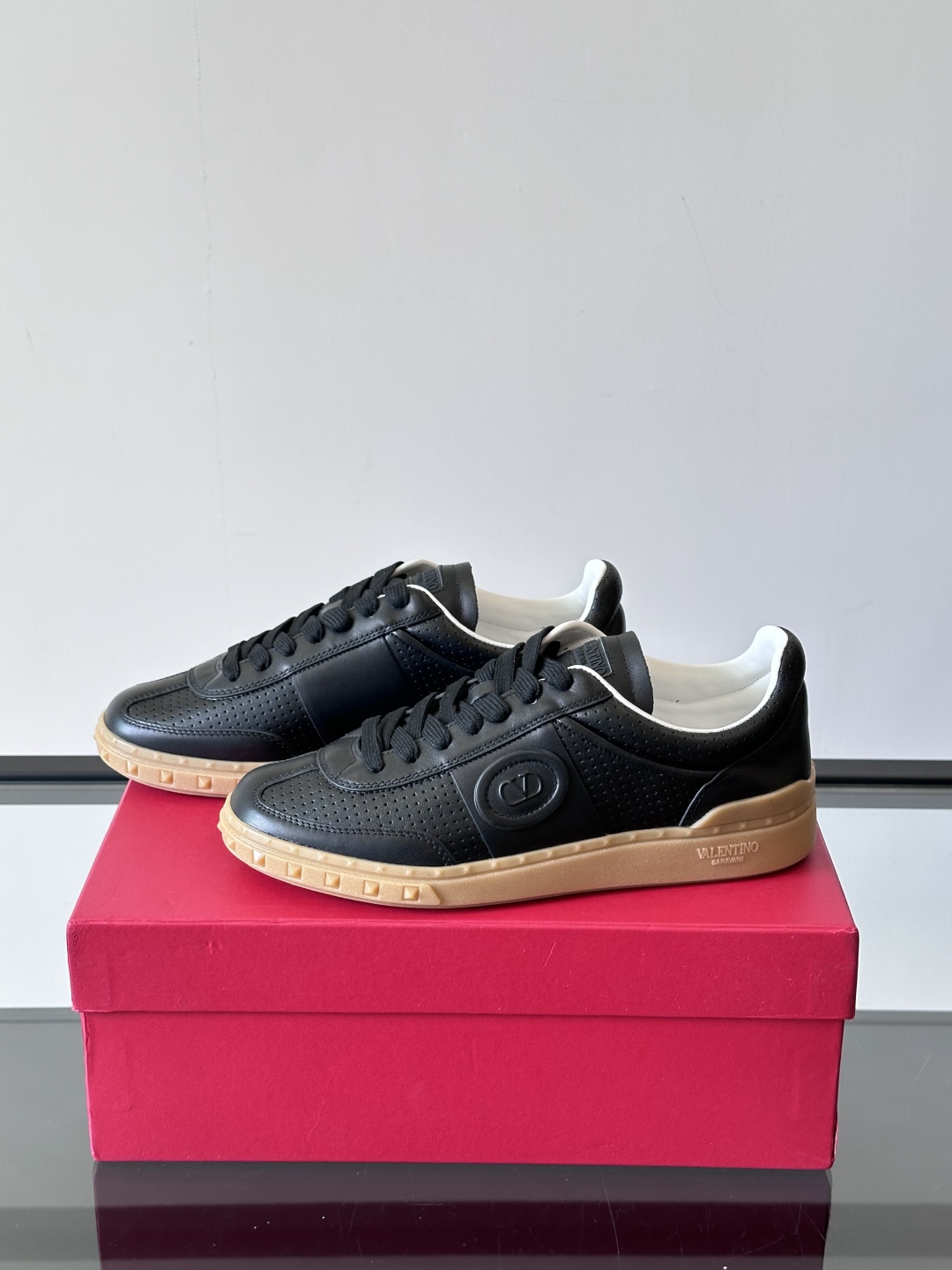 VALENTINO GARAVANI UPVILLAGE 情侣款👫低帮运动鞋，鞋舌处丝网印刷 VALEN