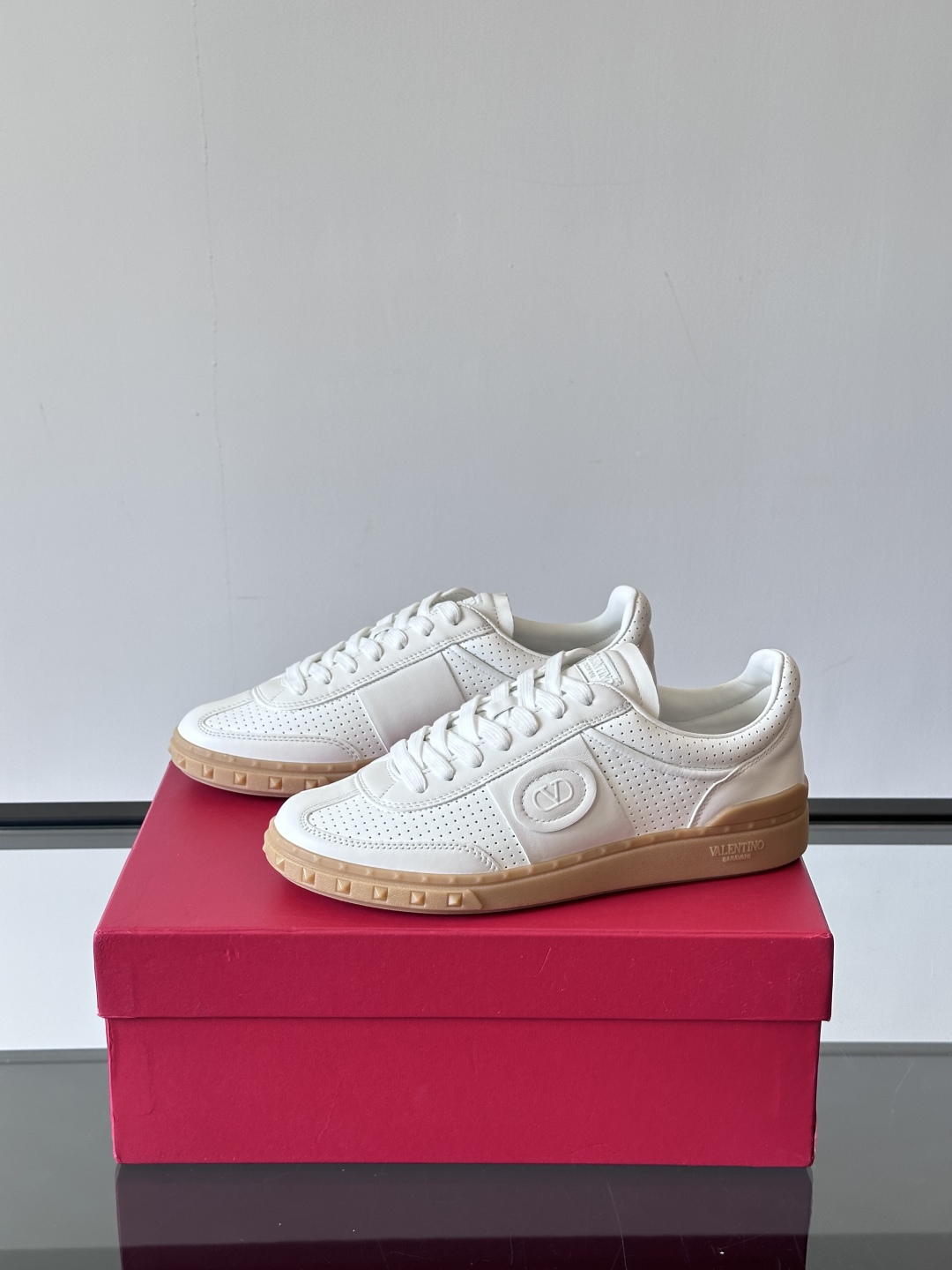VALENTINO GARAVANI UPVILLAGE 情侣款👫低帮运动鞋，鞋舌处丝网印刷 VALEN