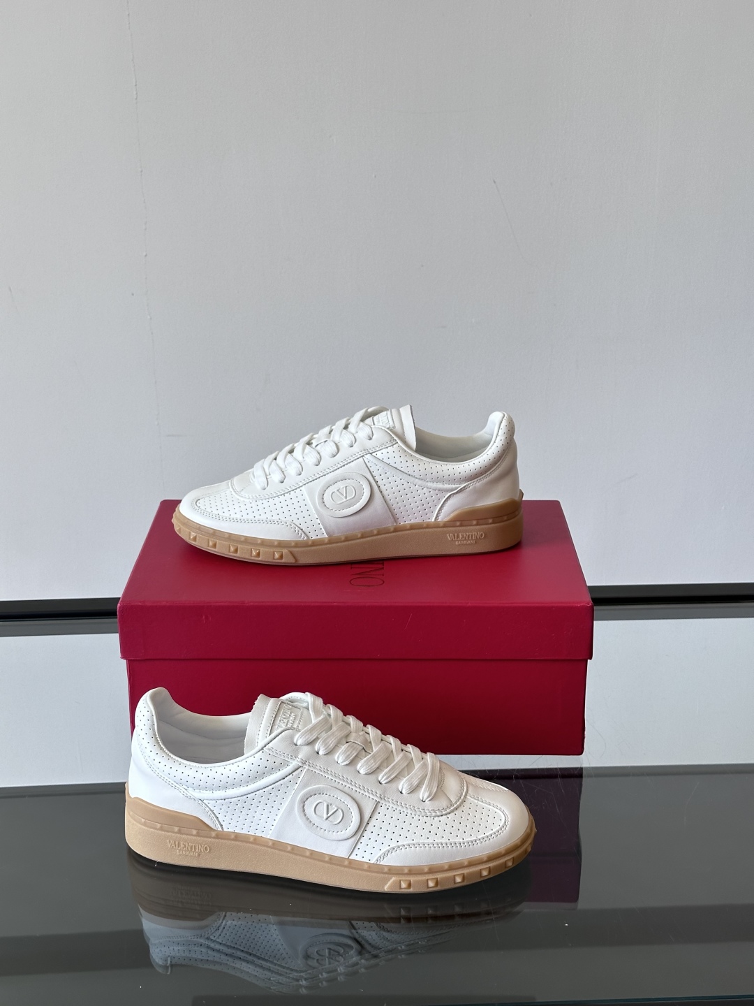 VALENTINO GARAVANI UPVILLAGE 情侣款👫低帮运动鞋，鞋舌处丝网印刷 VALEN