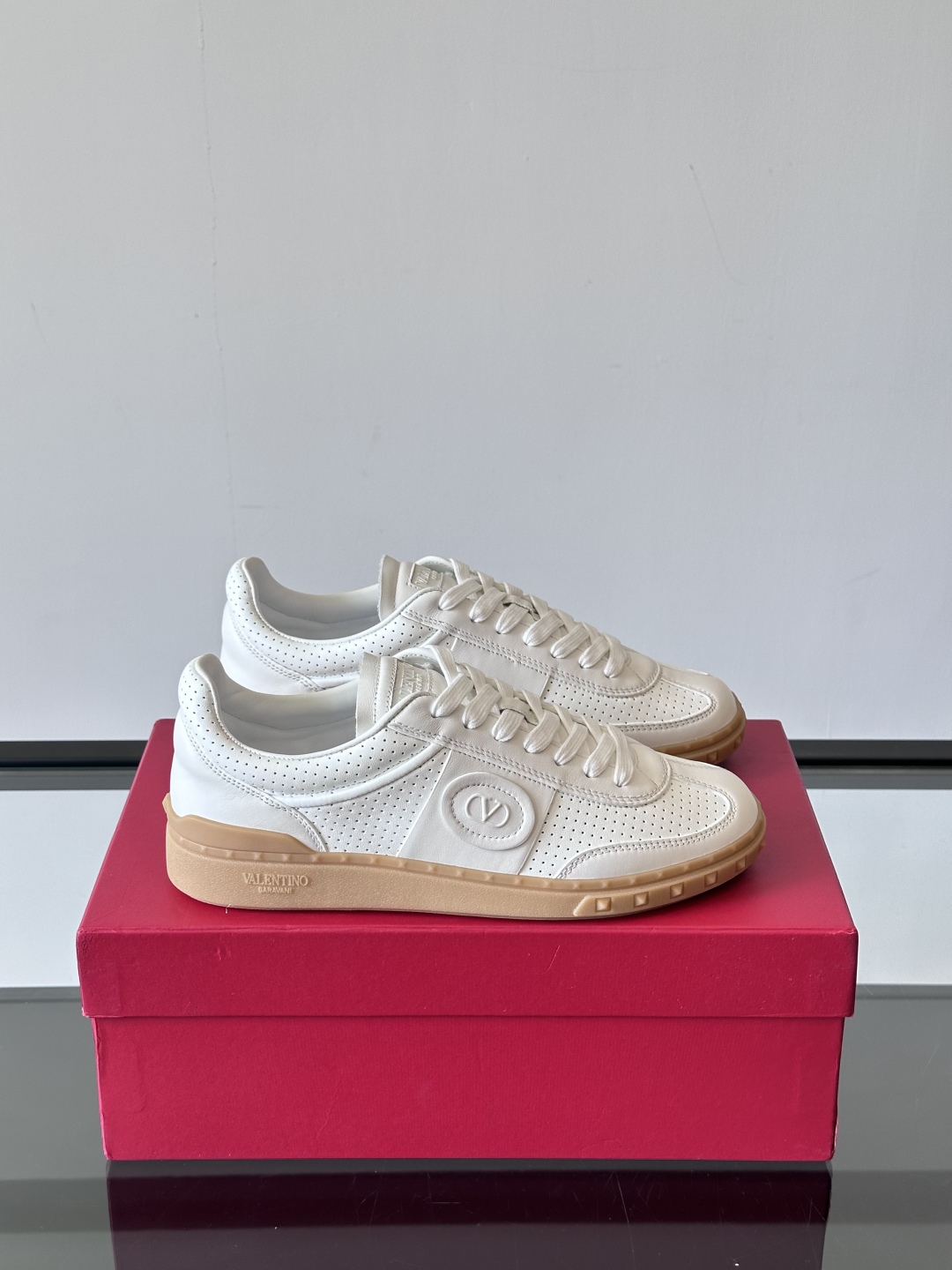 VALENTINO GARAVANI UPVILLAGE 情侣款👫低帮运动鞋，鞋舌处丝网印刷 VALEN