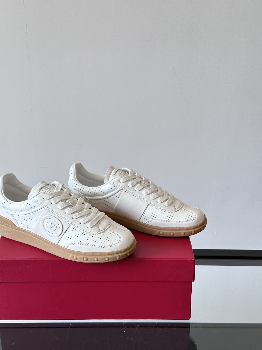 VALENTINO GARAVANI UPVILLAGE 情侣款👫低帮运动鞋，鞋舌处丝网印刷 VALEN