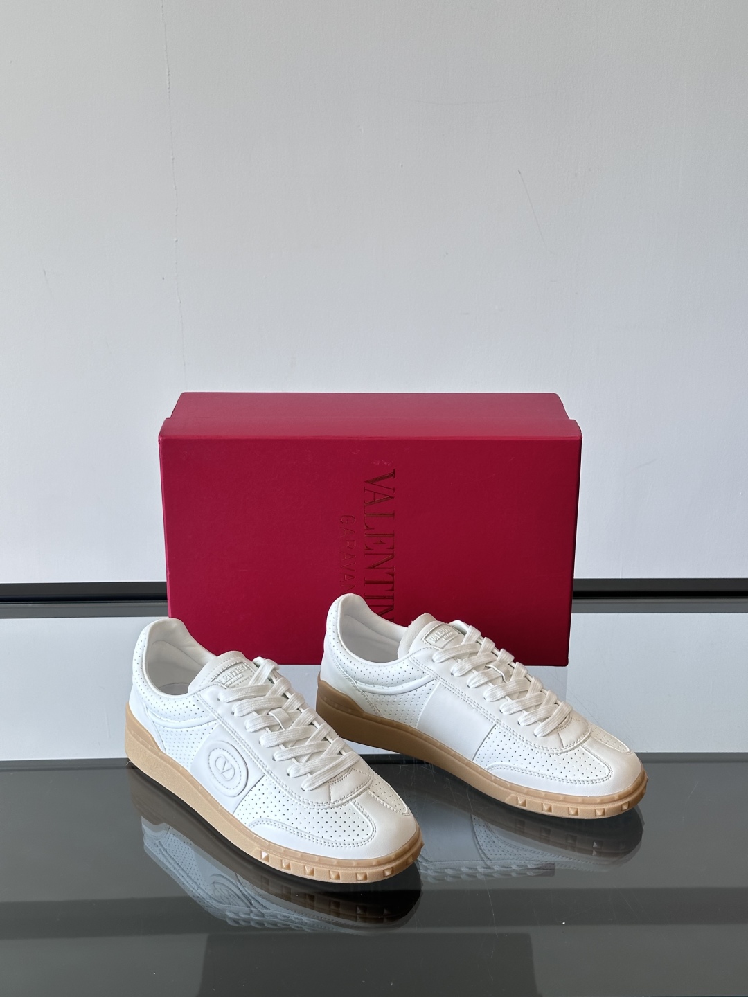 VALENTINO GARAVANI UPVILLAGE 情侣款👫低帮运动鞋，鞋舌处丝网印刷 VALEN