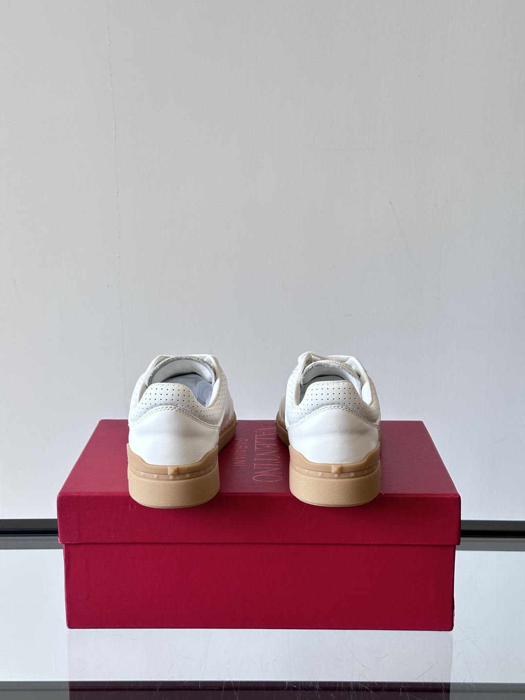 VALENTINO GARAVANI UPVILLAGE 情侣款👫低帮运动鞋，鞋舌处丝网印刷 VALEN