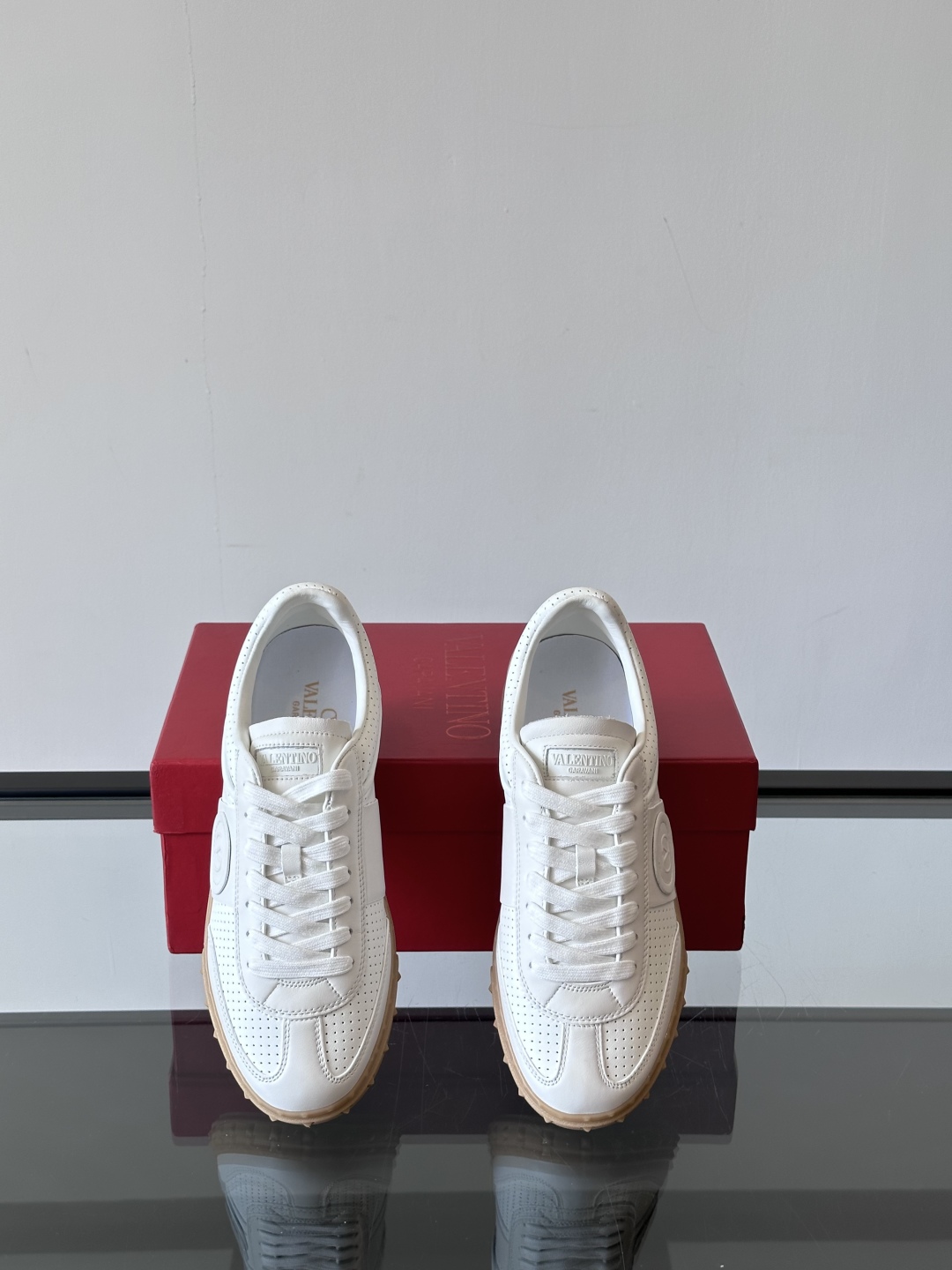 VALENTINO GARAVANI UPVILLAGE 情侣款👫低帮运动鞋，鞋舌处丝网印刷 VALEN