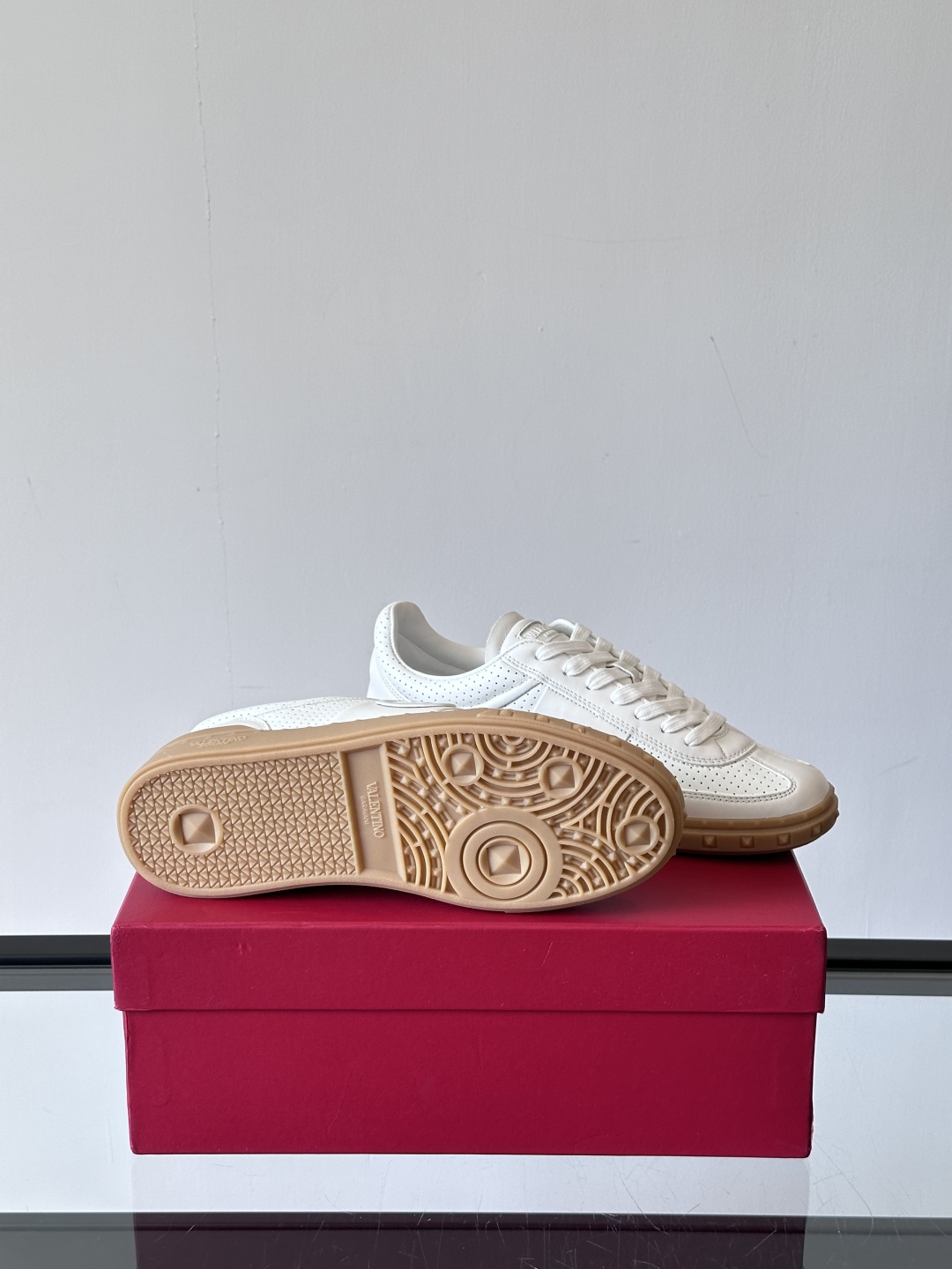 VALENTINO GARAVANI UPVILLAGE 情侣款👫低帮运动鞋，鞋舌处丝网印刷 VALEN