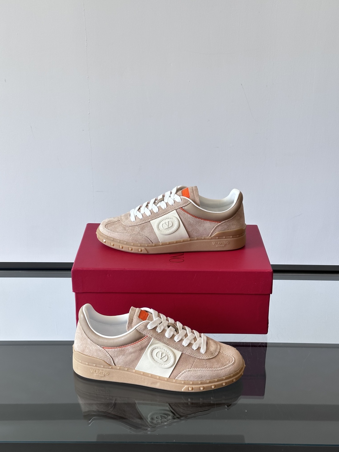 VALENTINO GARAVANI UPVILLAGE 情侣款👫低帮运动鞋，鞋舌处丝网印刷 VALEN