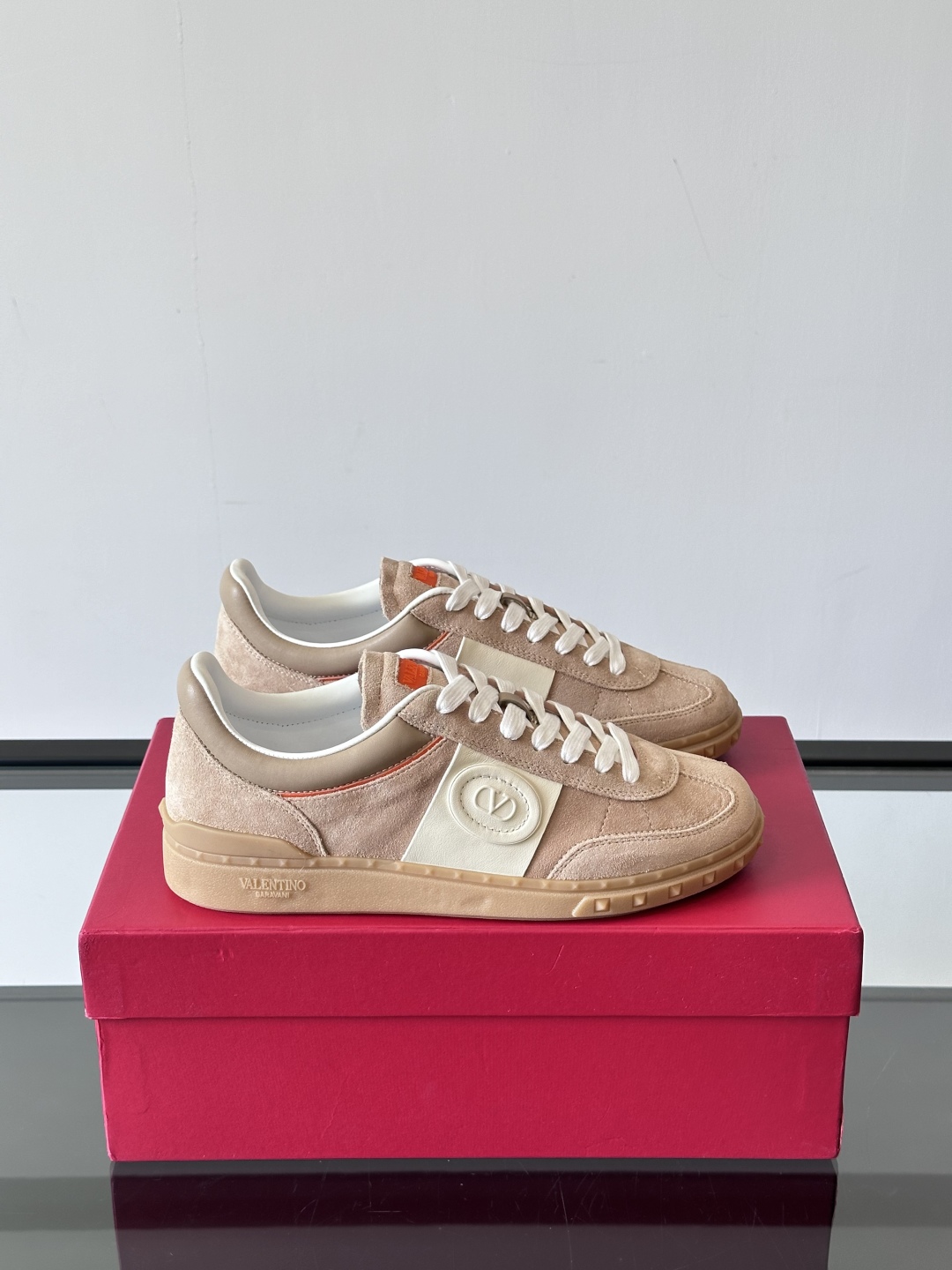 VALENTINO GARAVANI UPVILLAGE 情侣款👫低帮运动鞋，鞋舌处丝网印刷 VALEN