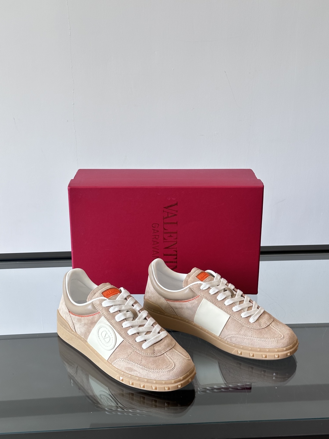 VALENTINO GARAVANI UPVILLAGE 情侣款👫低帮运动鞋，鞋舌处丝网印刷 VALEN