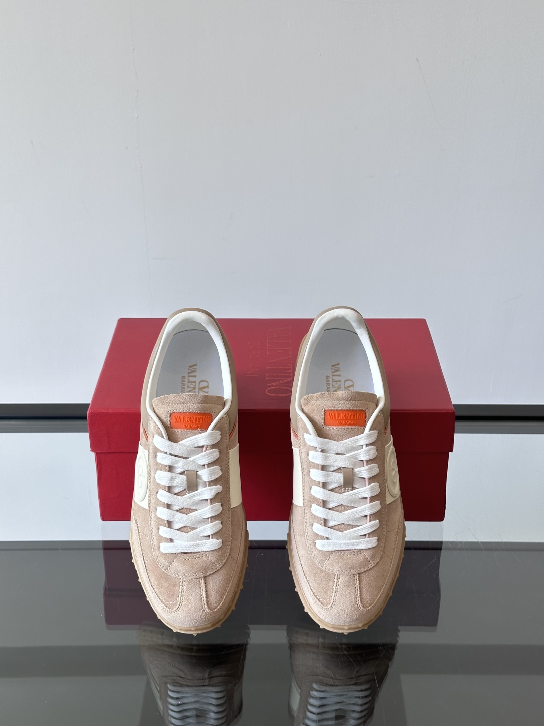 VALENTINO GARAVANI UPVILLAGE 情侣款👫低帮运动鞋，鞋舌处丝网印刷 VALEN