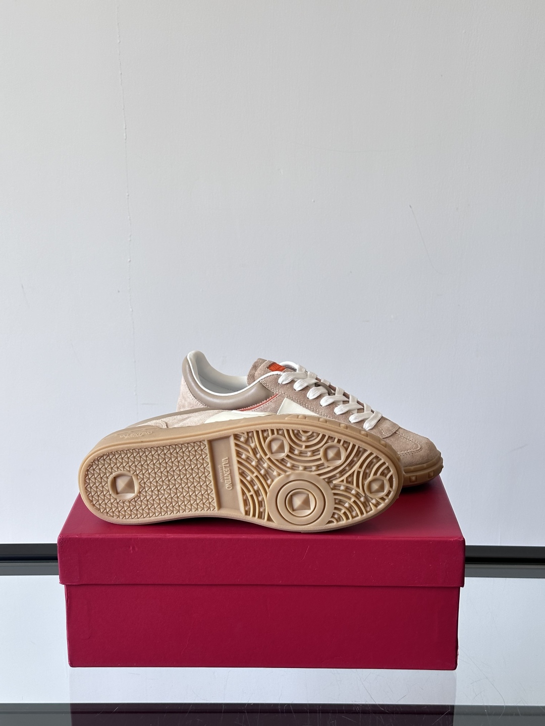 VALENTINO GARAVANI UPVILLAGE 情侣款👫低帮运动鞋，鞋舌处丝网印刷 VALEN