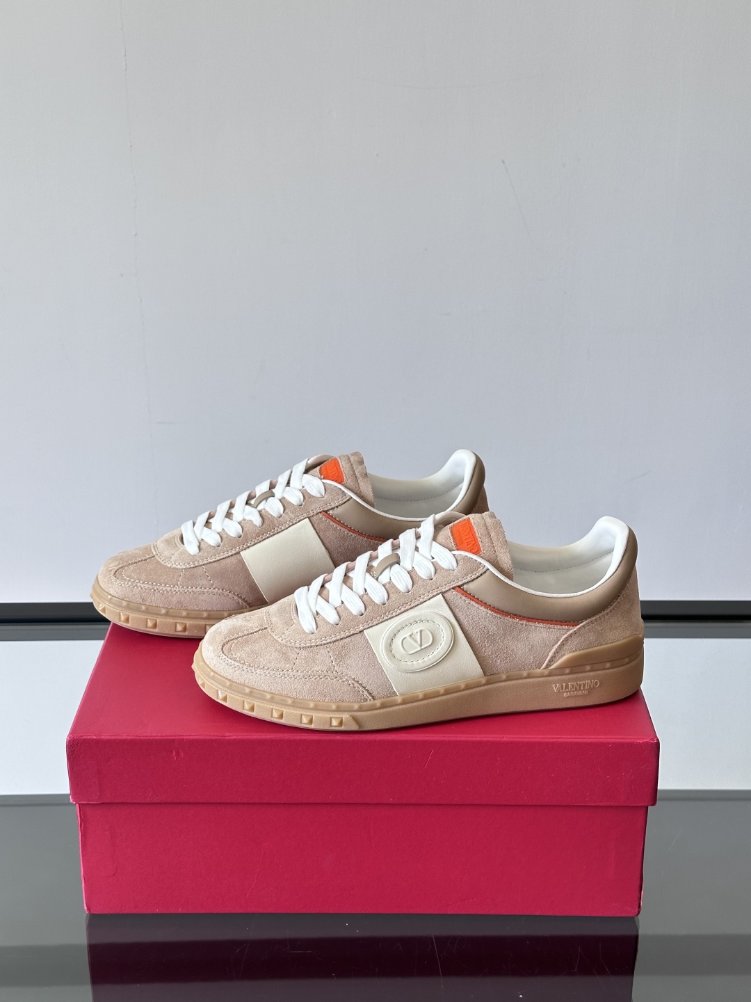 VALENTINO GARAVANI UPVILLAGE 情侣款👫低帮运动鞋，鞋舌处丝网印刷 VALEN