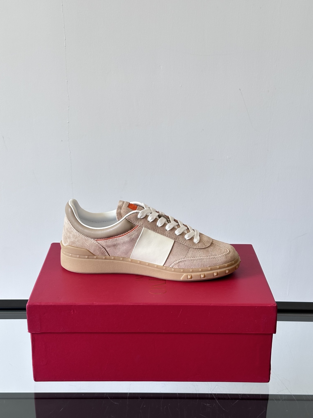 VALENTINO GARAVANI UPVILLAGE 情侣款👫低帮运动鞋，鞋舌处丝网印刷 VALEN