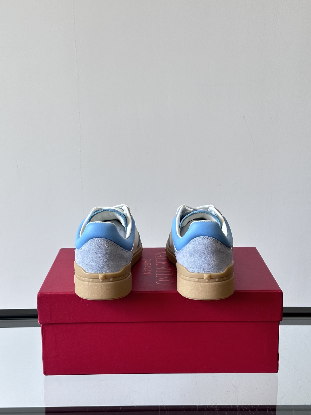 VALENTINO GARAVANI UPVILLAGE 情侣款👫低帮运动鞋，鞋舌处丝网印刷 VALEN