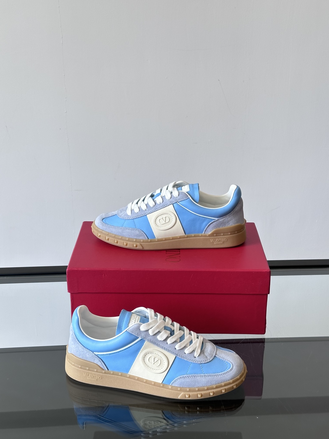 VALENTINO GARAVANI UPVILLAGE 情侣款👫低帮运动鞋，鞋舌处丝网印刷 VALEN