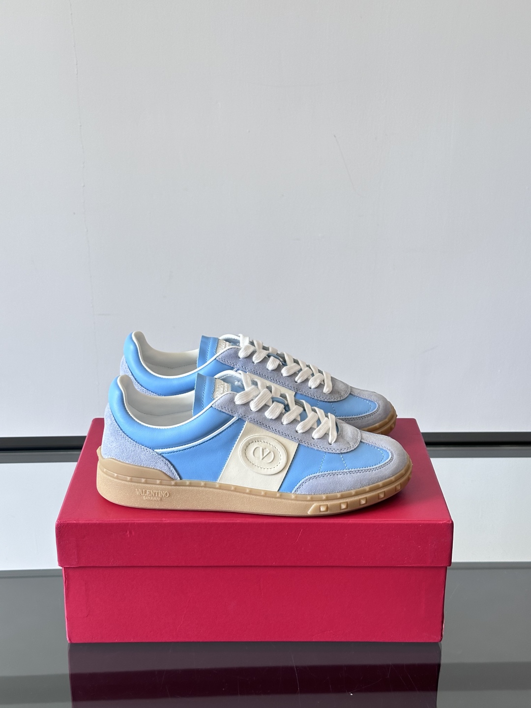 VALENTINO GARAVANI UPVILLAGE 情侣款👫低帮运动鞋，鞋舌处丝网印刷 VALEN