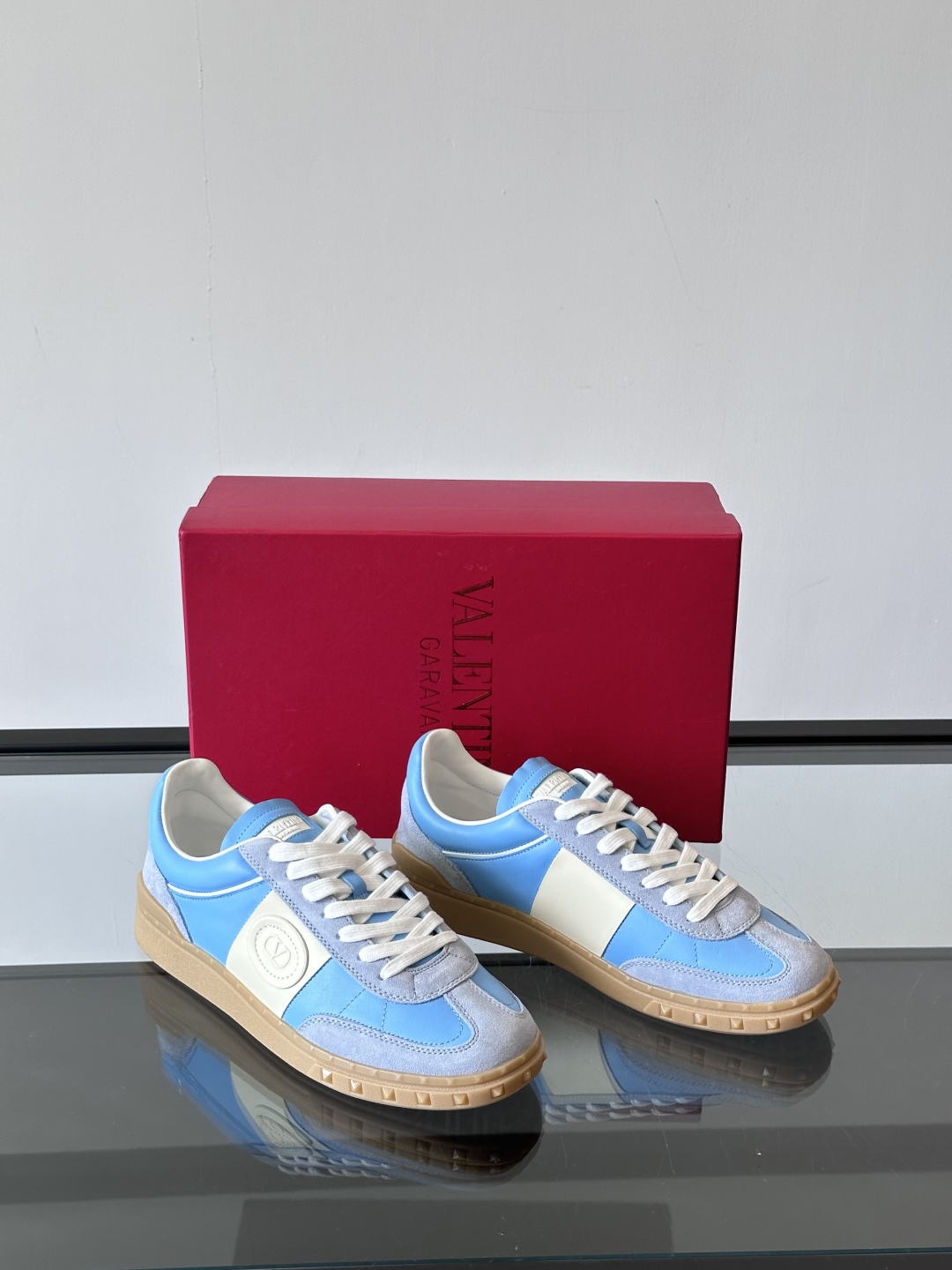 VALENTINO GARAVANI UPVILLAGE 情侣款👫低帮运动鞋，鞋舌处丝网印刷 VALEN