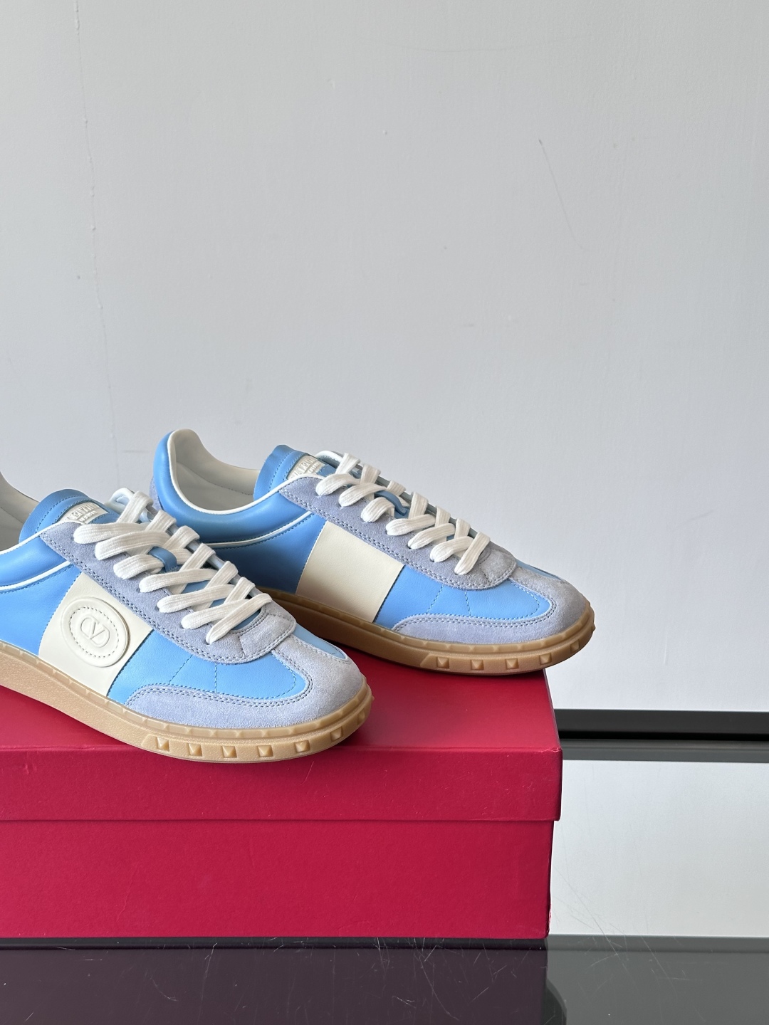 VALENTINO GARAVANI UPVILLAGE 情侣款👫低帮运动鞋，鞋舌处丝网印刷 VALEN