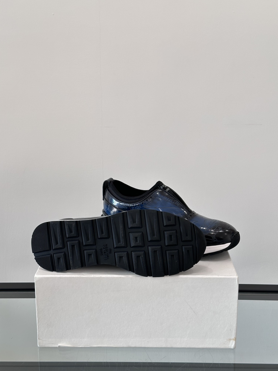 Berluti/布鲁提高端男士休闲运动鞋，这款运动鞋采用进口牛皮，手工改色工艺制作，侧面饰有缝线细节，鞋