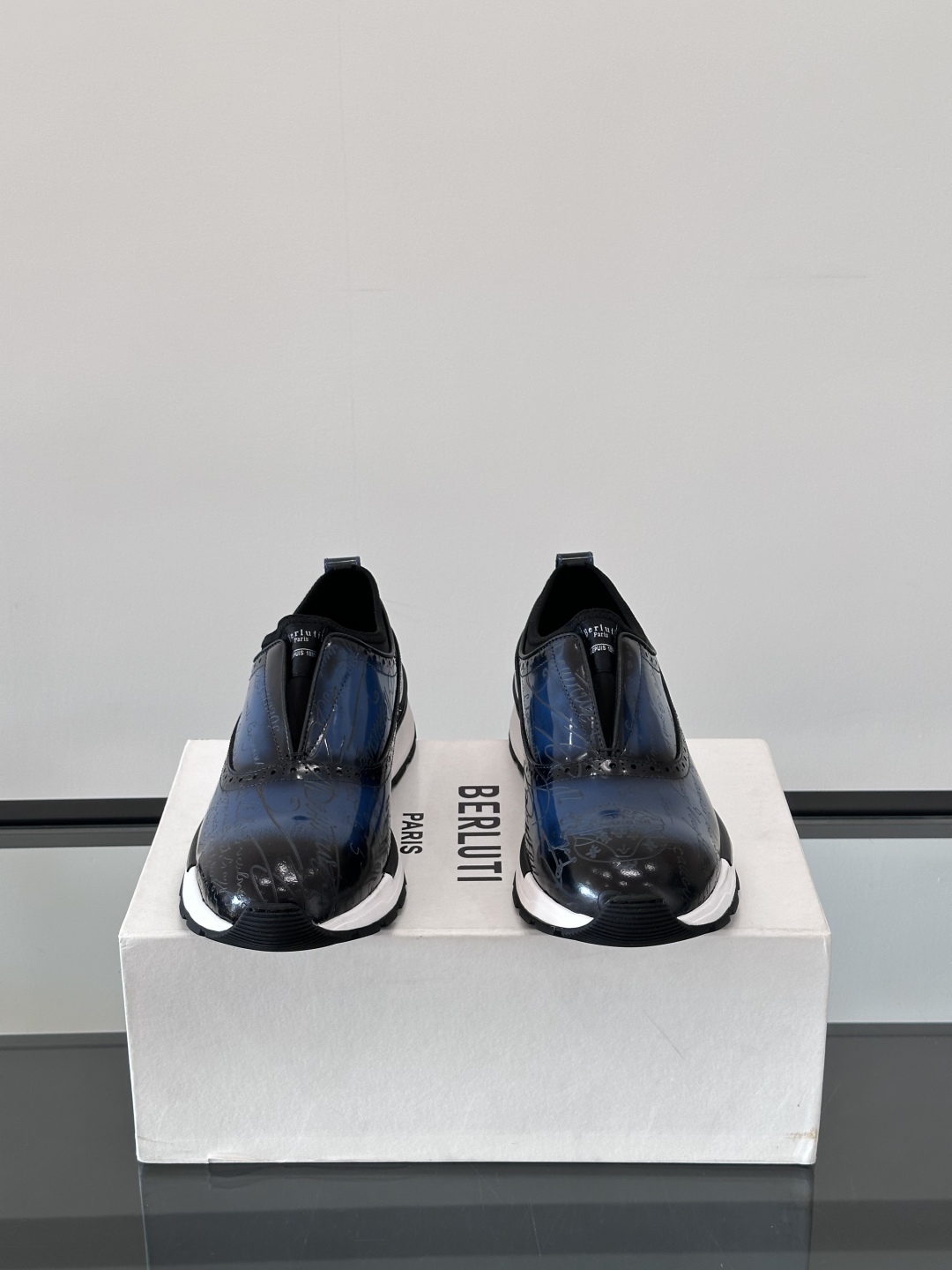 Berluti/布鲁提高端男士休闲运动鞋，这款运动鞋采用进口牛皮，手工改色工艺制作，侧面饰有缝线细节，鞋