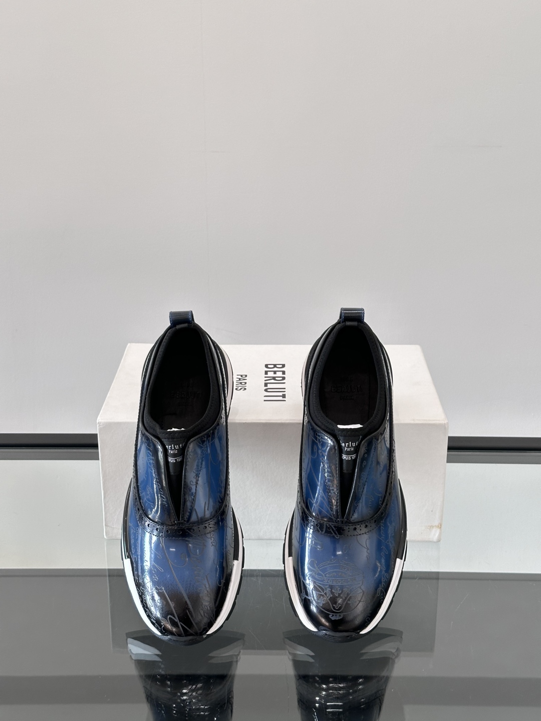 Berluti/布鲁提高端男士休闲运动鞋，这款运动鞋采用进口牛皮，手工改色工艺制作，侧面饰有缝线细节，鞋