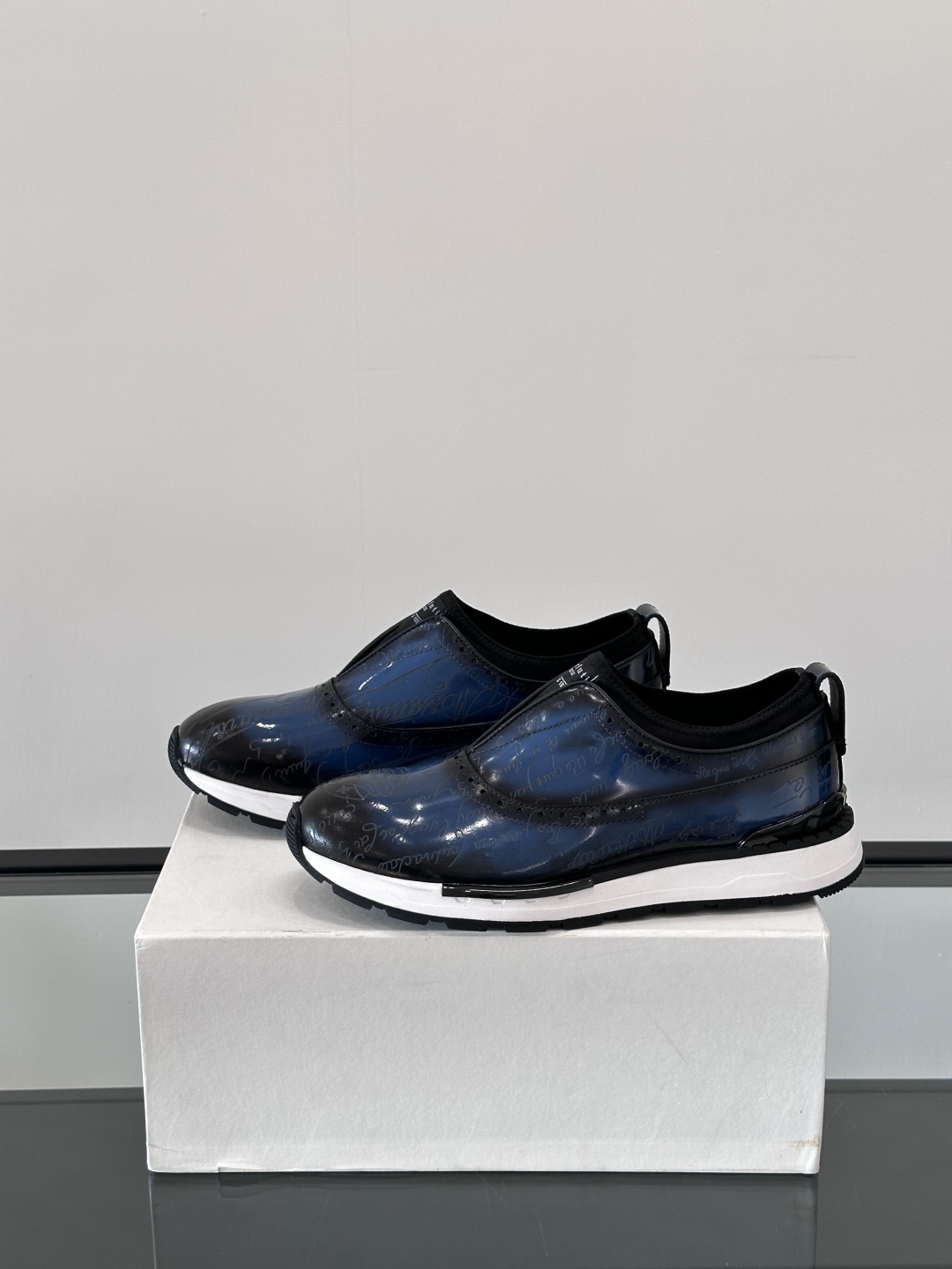 Berluti/布鲁提高端男士休闲运动鞋，这款运动鞋采用进口牛皮，手工改色工艺制作，侧面饰有缝线细节，鞋