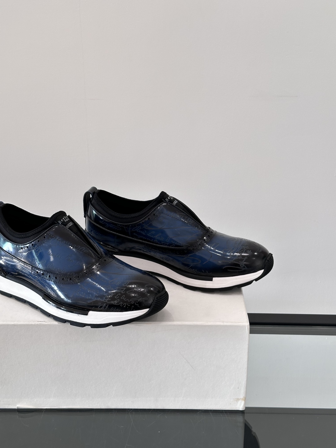 Berluti/布鲁提高端男士休闲运动鞋，这款运动鞋采用进口牛皮，手工改色工艺制作，侧面饰有缝线细节，鞋