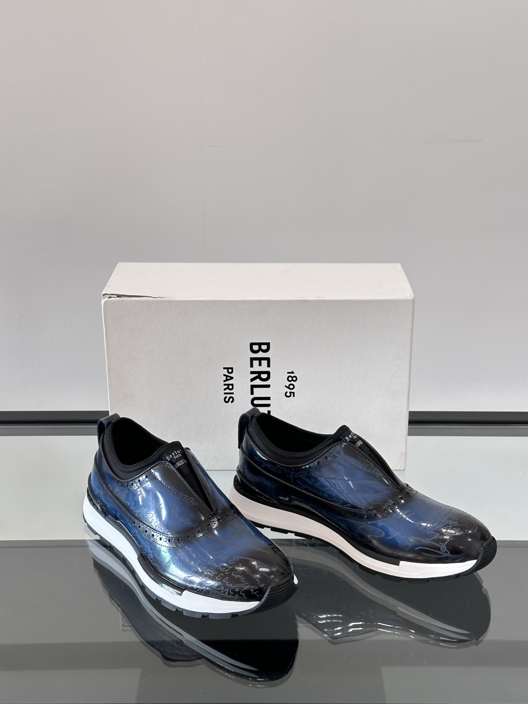 Berluti/布鲁提高端男士休闲运动鞋，这款运动鞋采用进口牛皮，手工改色工艺制作，侧面饰有缝线细节，鞋