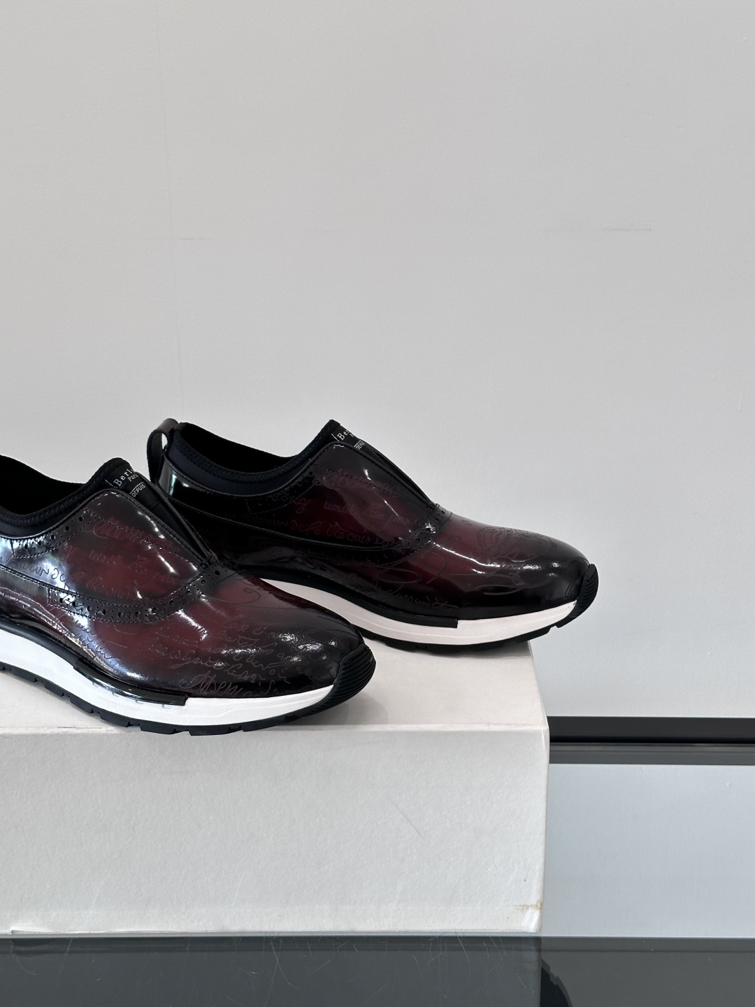 Berluti/布鲁提高端男士休闲运动鞋，这款运动鞋采用进口牛皮，手工改色工艺制作，侧面饰有缝线细节，鞋