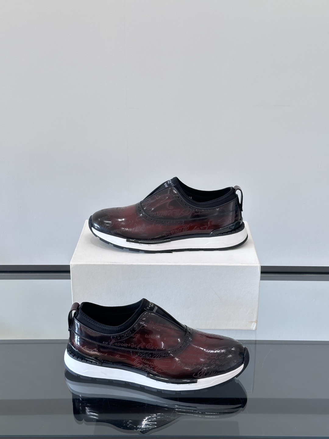 Berluti/布鲁提高端男士休闲运动鞋，这款运动鞋采用进口牛皮，手工改色工艺制作，侧面饰有缝线细节，鞋