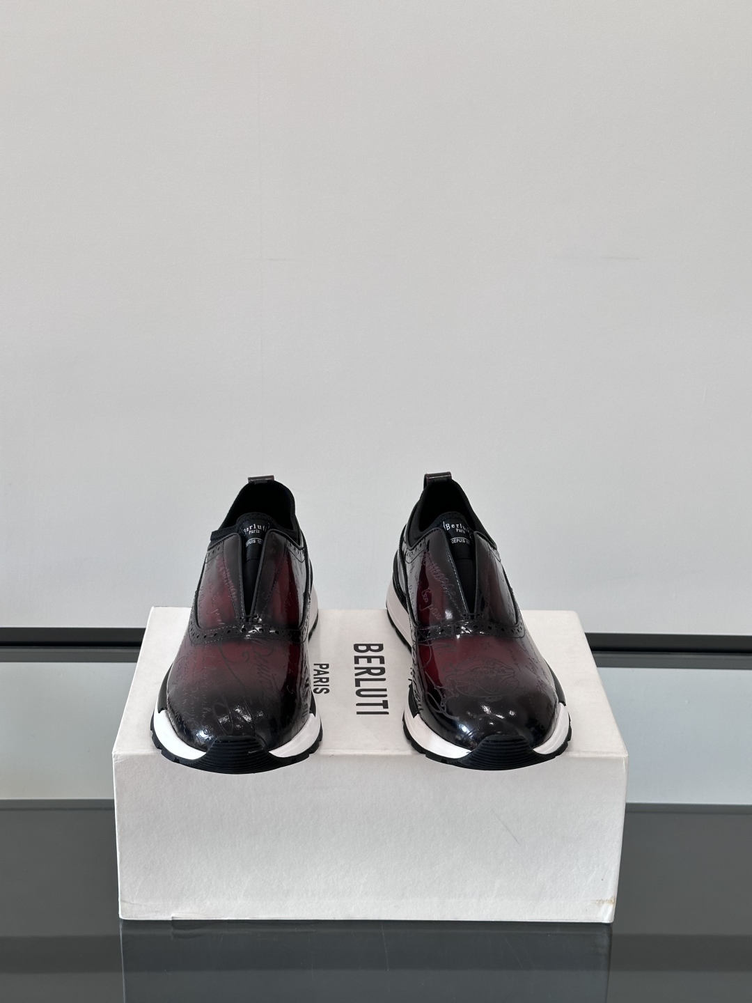 Berluti/布鲁提高端男士休闲运动鞋，这款运动鞋采用进口牛皮，手工改色工艺制作，侧面饰有缝线细节，鞋